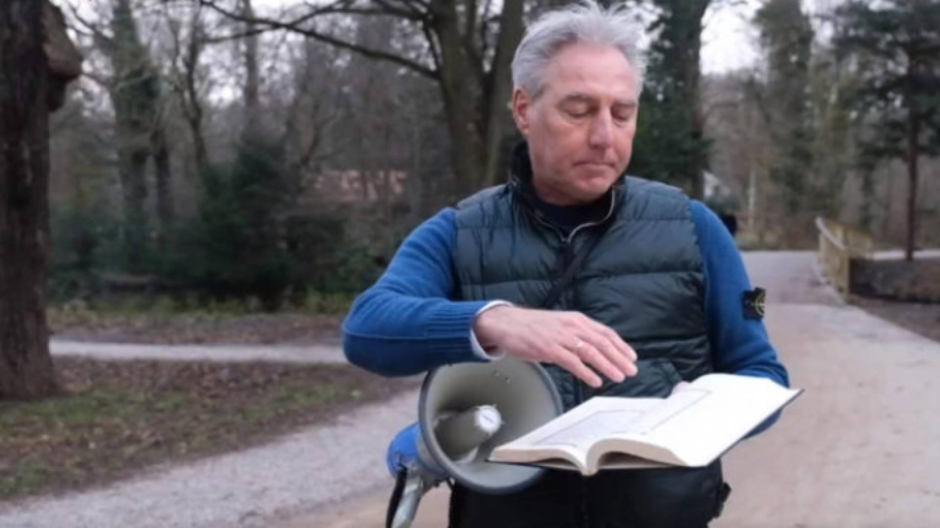 زعيم جماعة "بيغيدا" المناهضة للإسلام في هولندا إدوين واغنسفيلد أثناء تمزيق القرآن