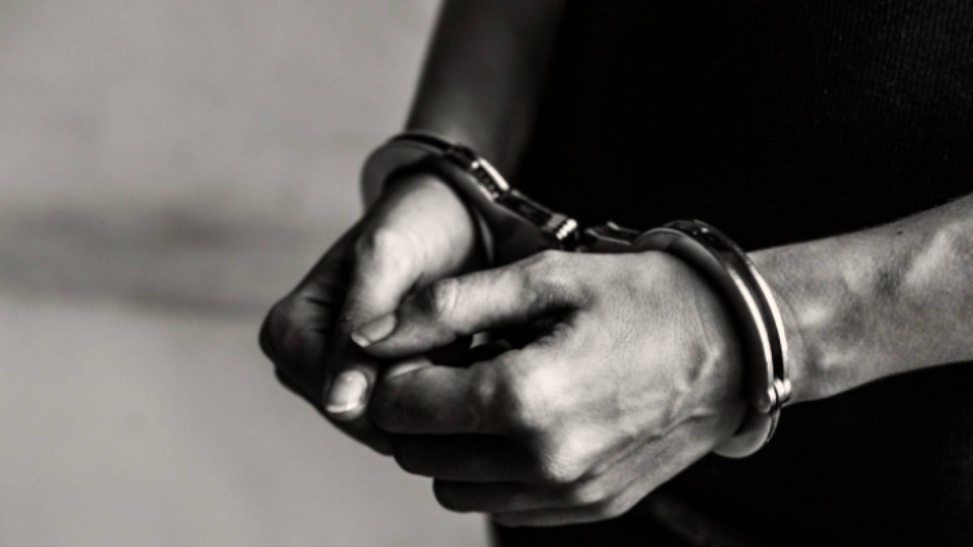 القبض على شخص