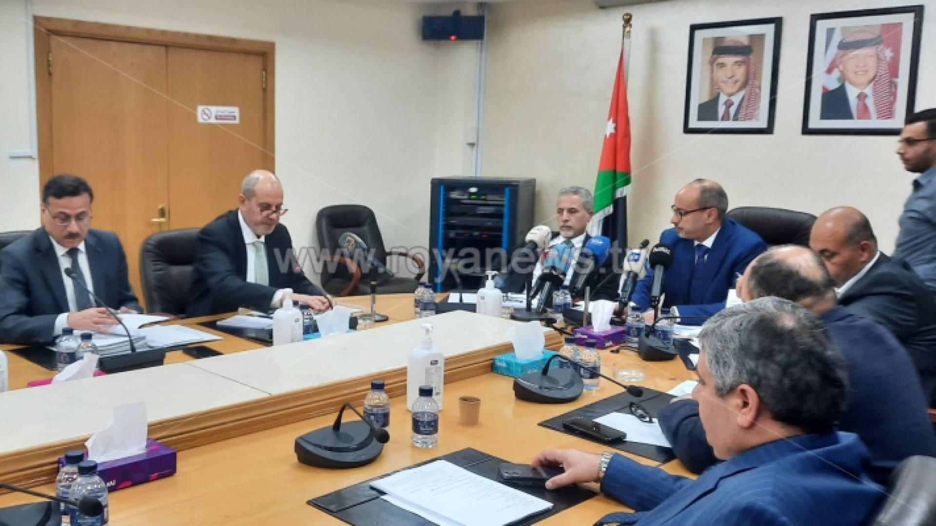 وزير الصناعة والتجارة ووزير العمل يوسف الشمالي في أثناء الاجتماع