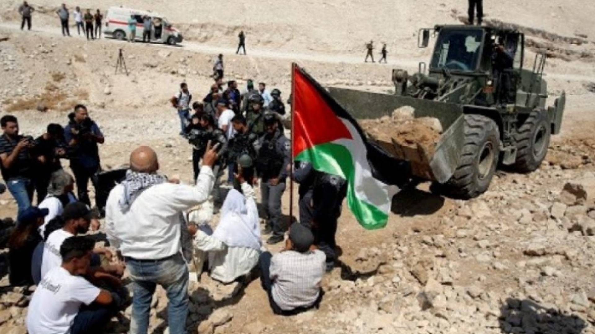 فلسطينيون يمنعون آلية للاحتلال من عمليات الهدم في الخان الأحمر