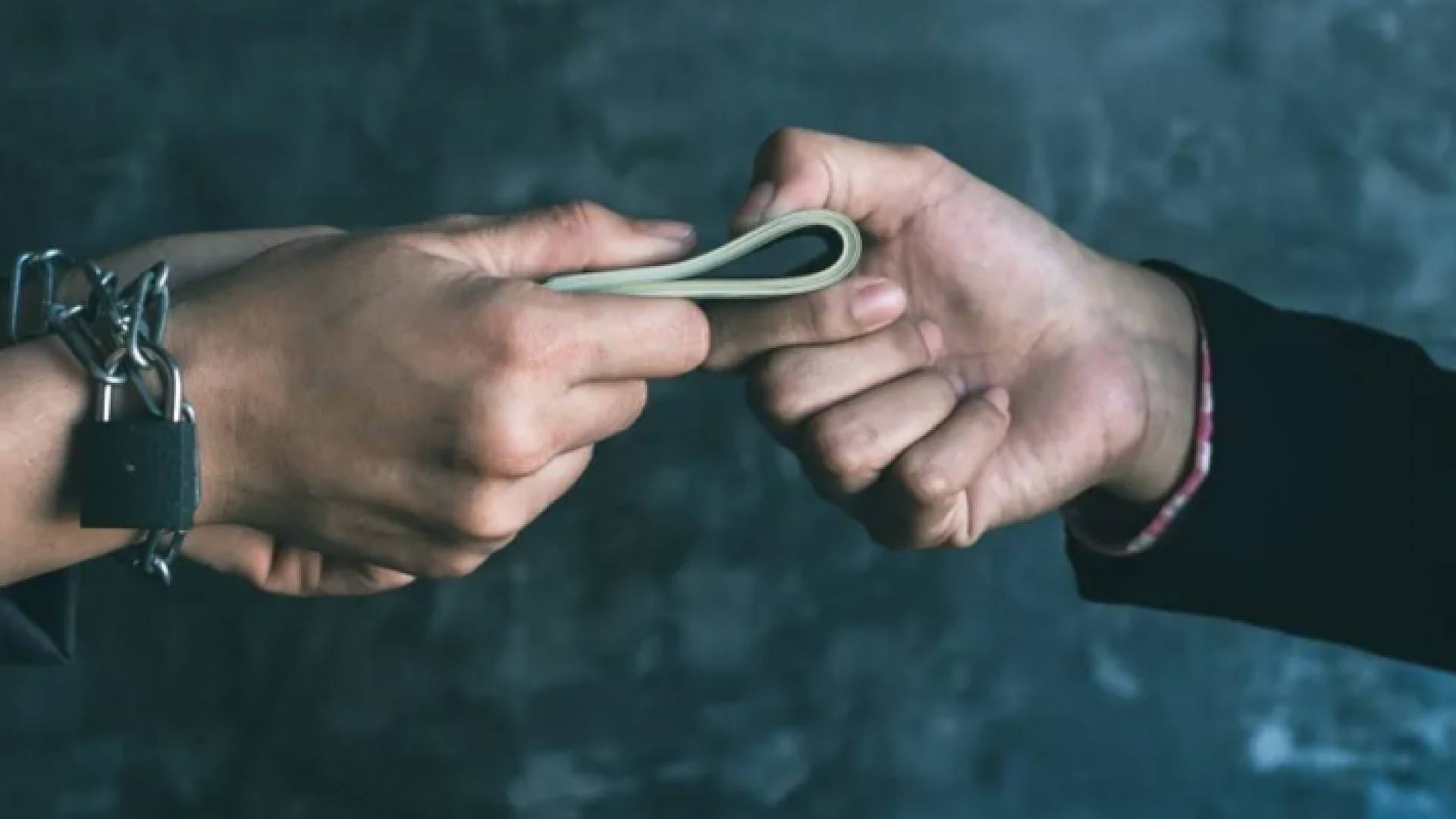 سيدة تأخذ مبلغا من المال - تعبيرية