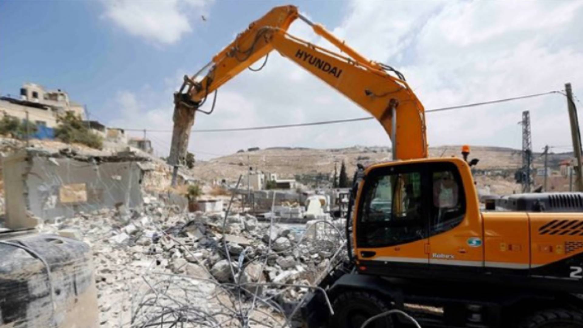 صورة أرشيفية لآلية تابعة لسلطات الاحتلال تهدم منزل فلسطيني