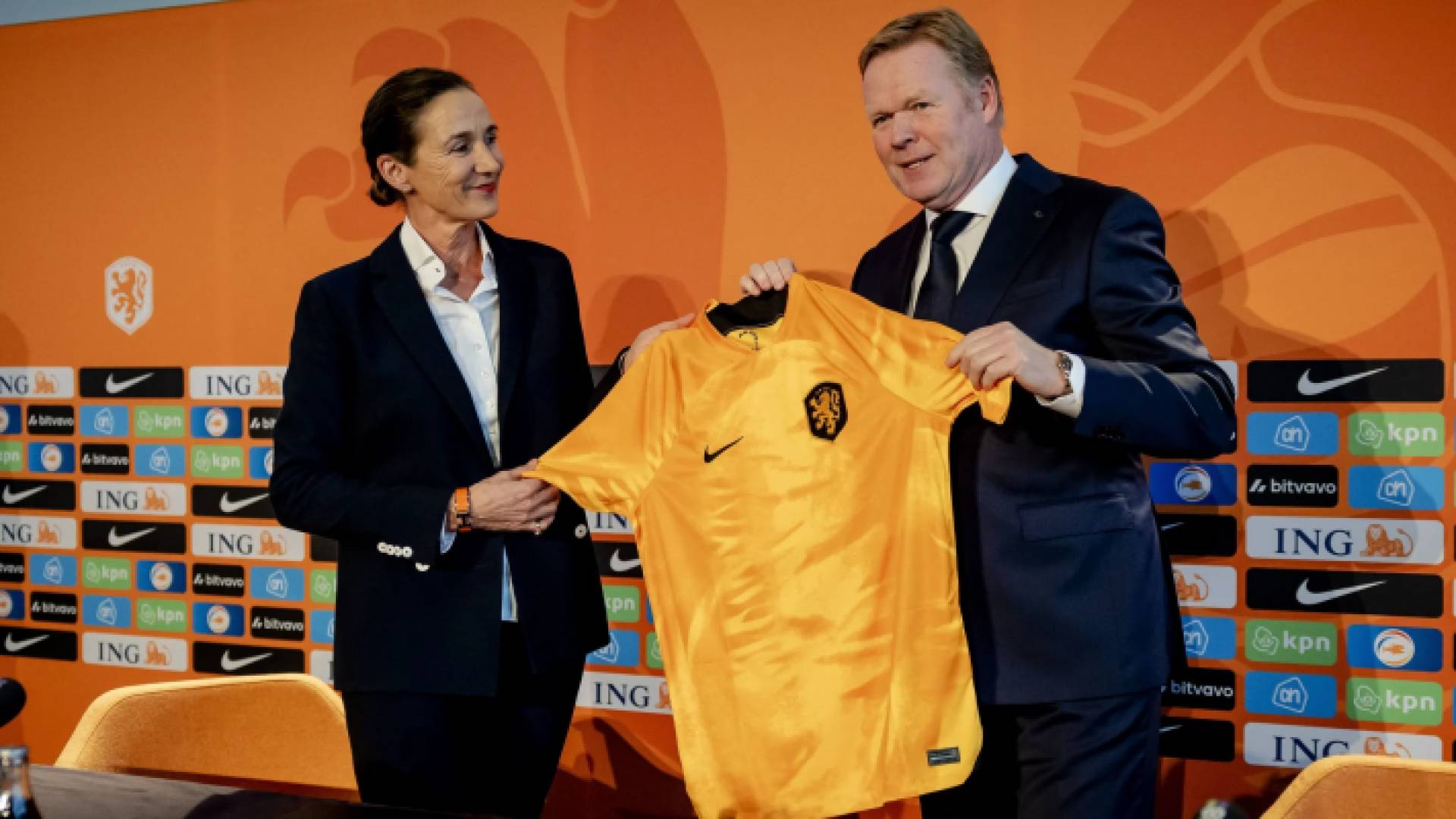 من حفل توقيع العقود