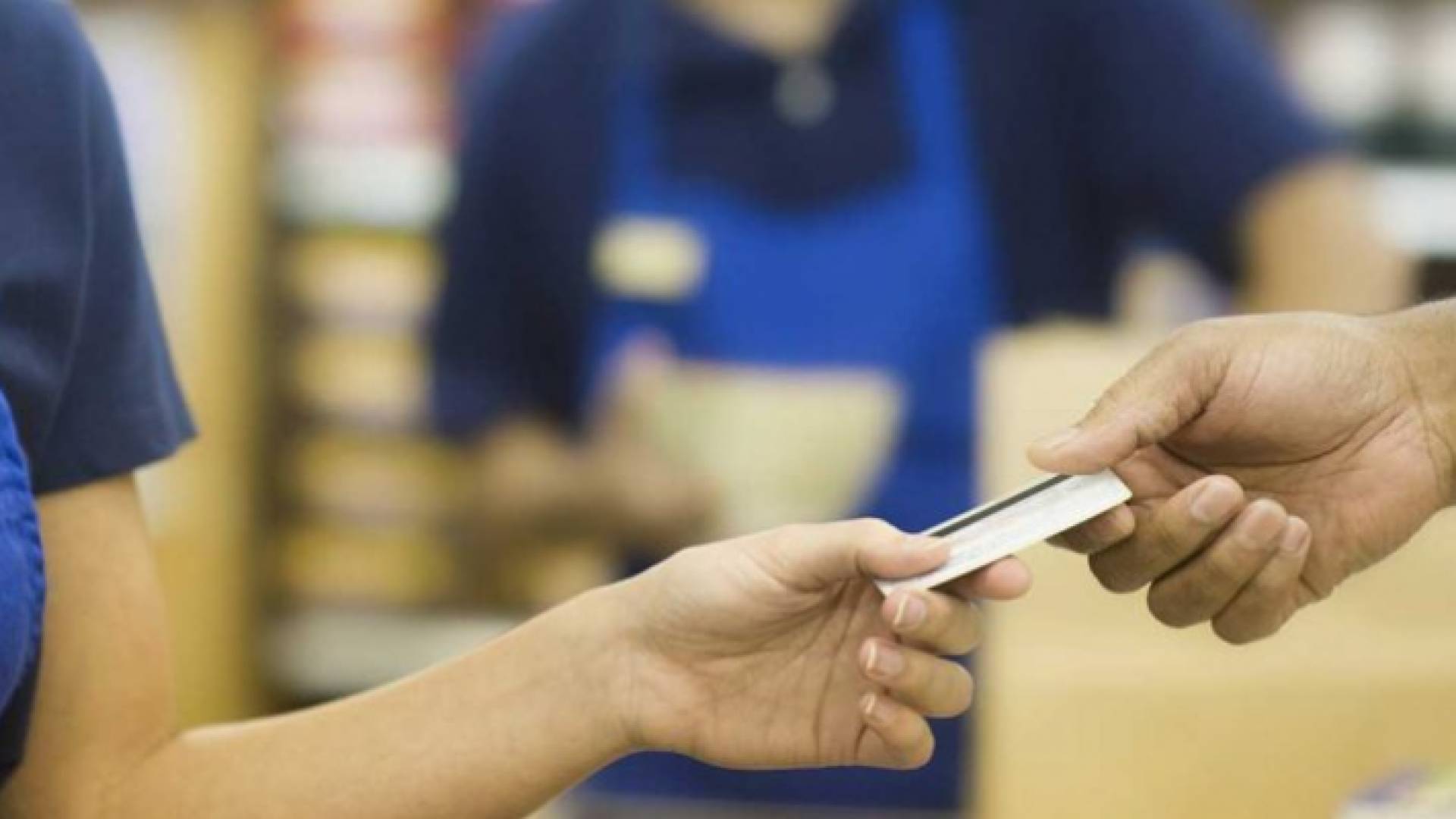 شخصان يتعاملان مع الدفع الإلكتروني