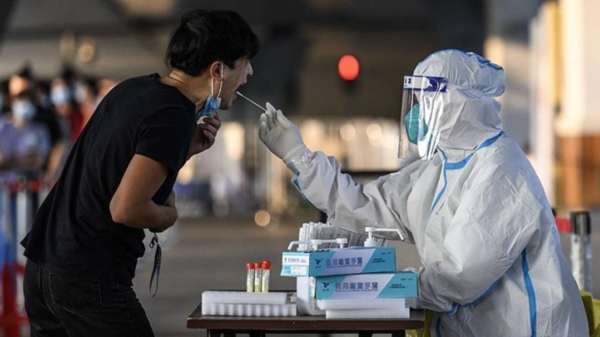 صيني يجري فحص كورونا