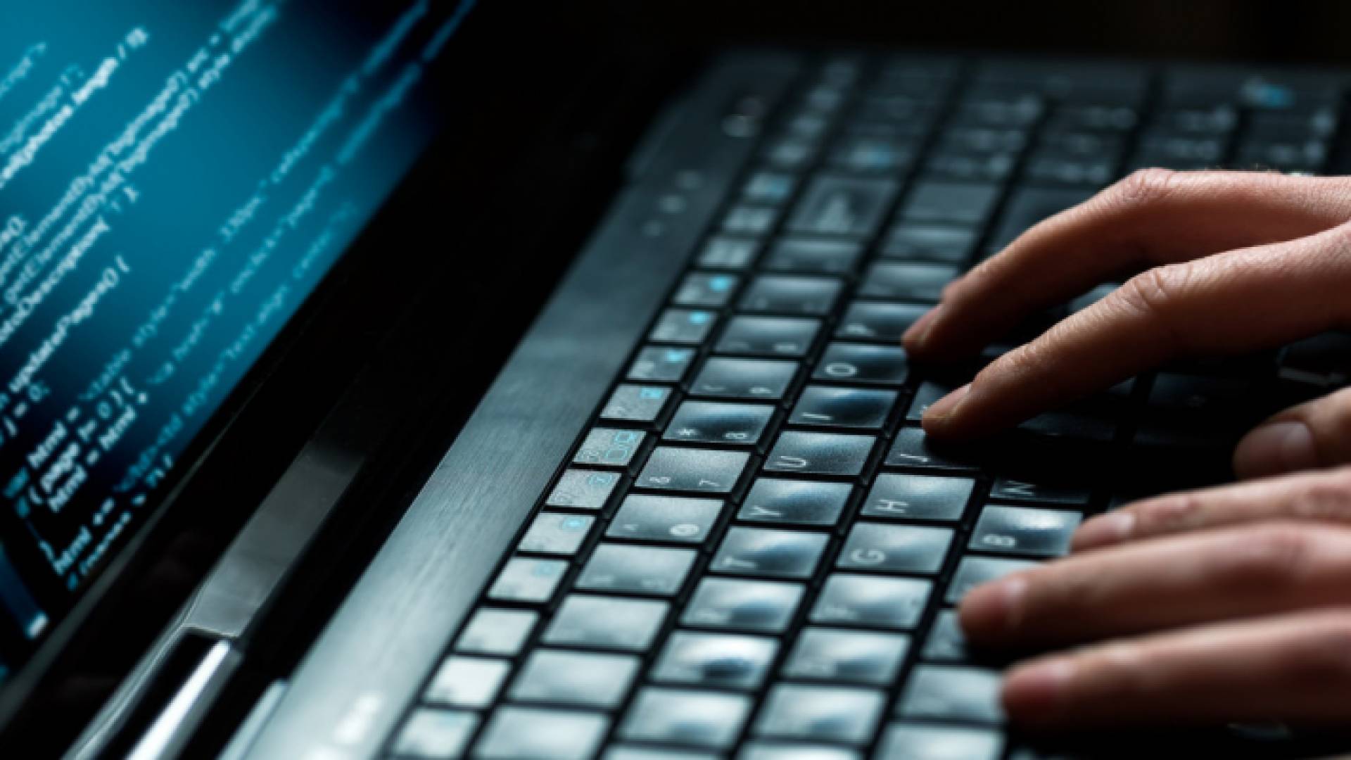 صورة تعبيرية لشخص يعمل في الأمن السيبراني