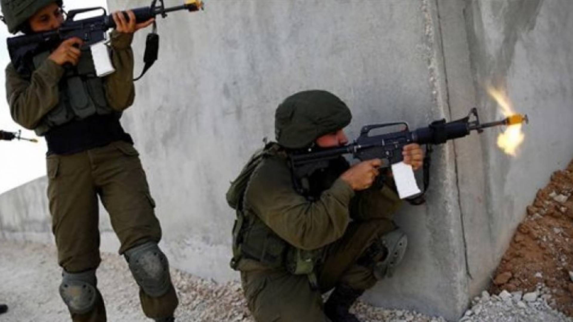 صورة أرشيفية لعناصر من قوات الاحتلال يطلقون الرصاص صوب فلسطينيين