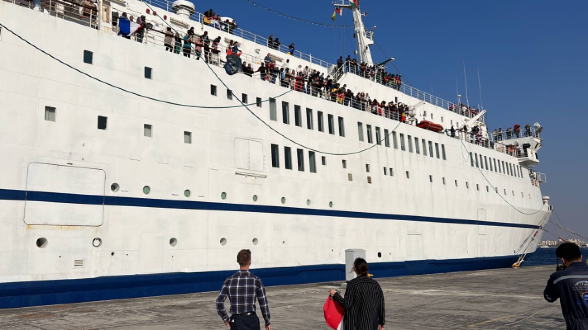 الباخرة على متنها أكبر مكتبة عائمة في العالم