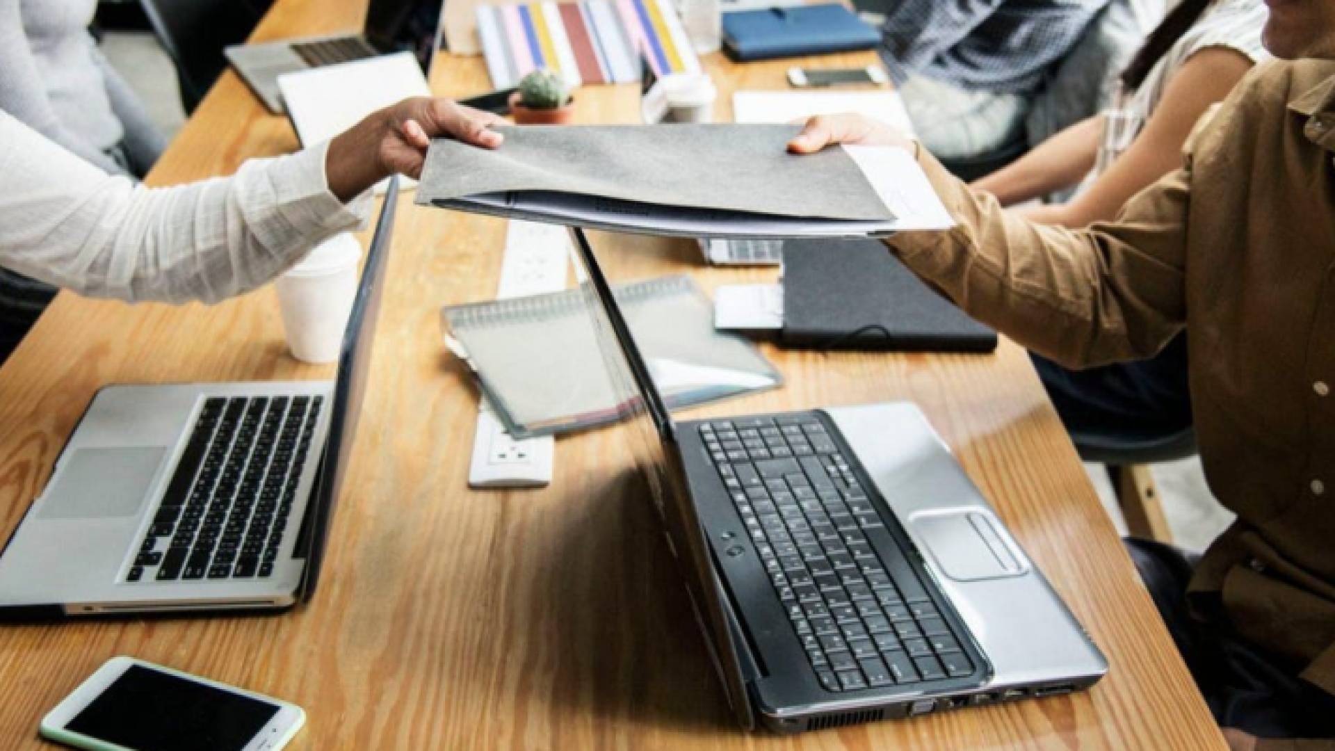 أشخاص يعملون - تعبيرية