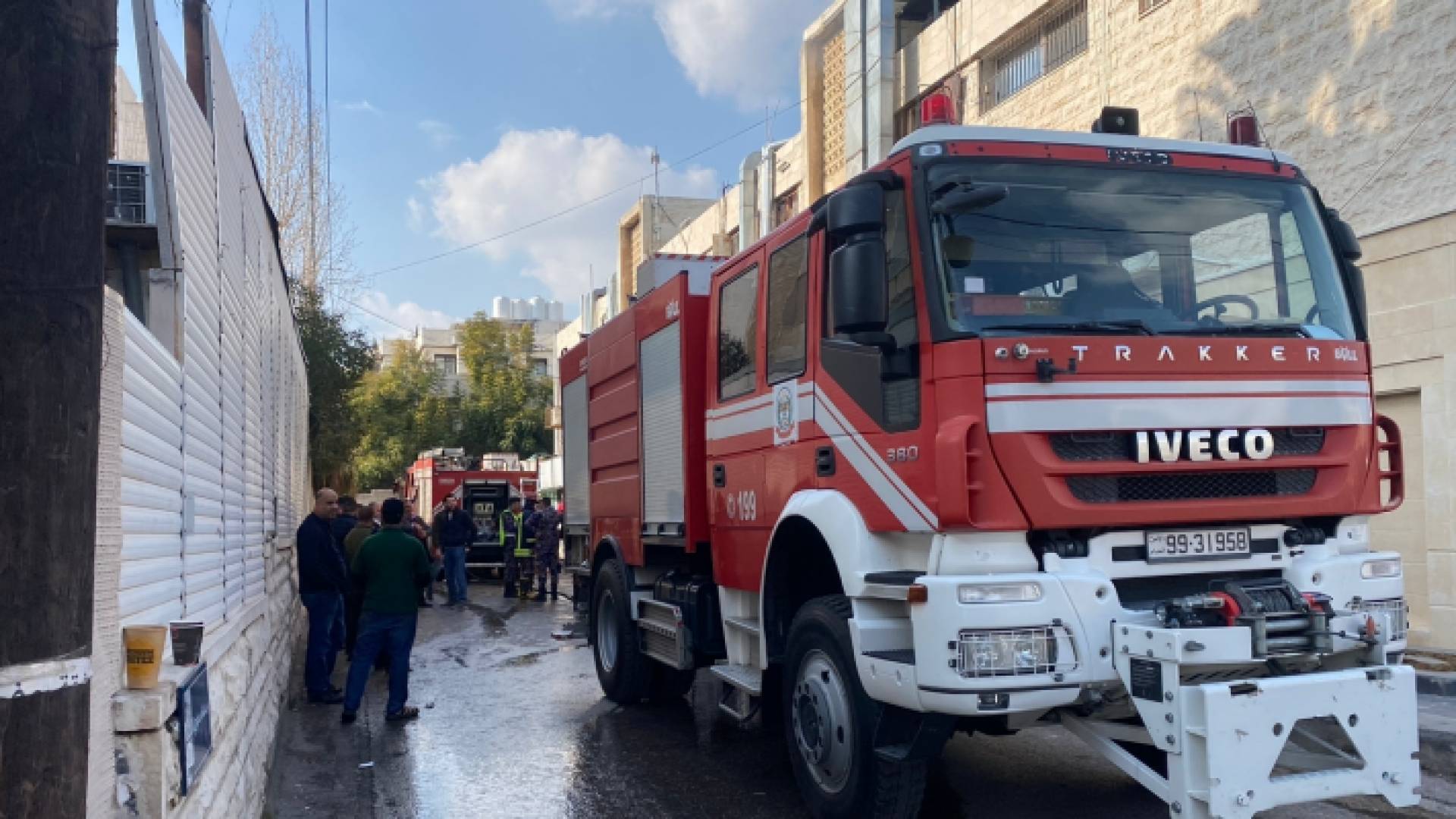 كوادر الدفاع المدني في موقع الحريق