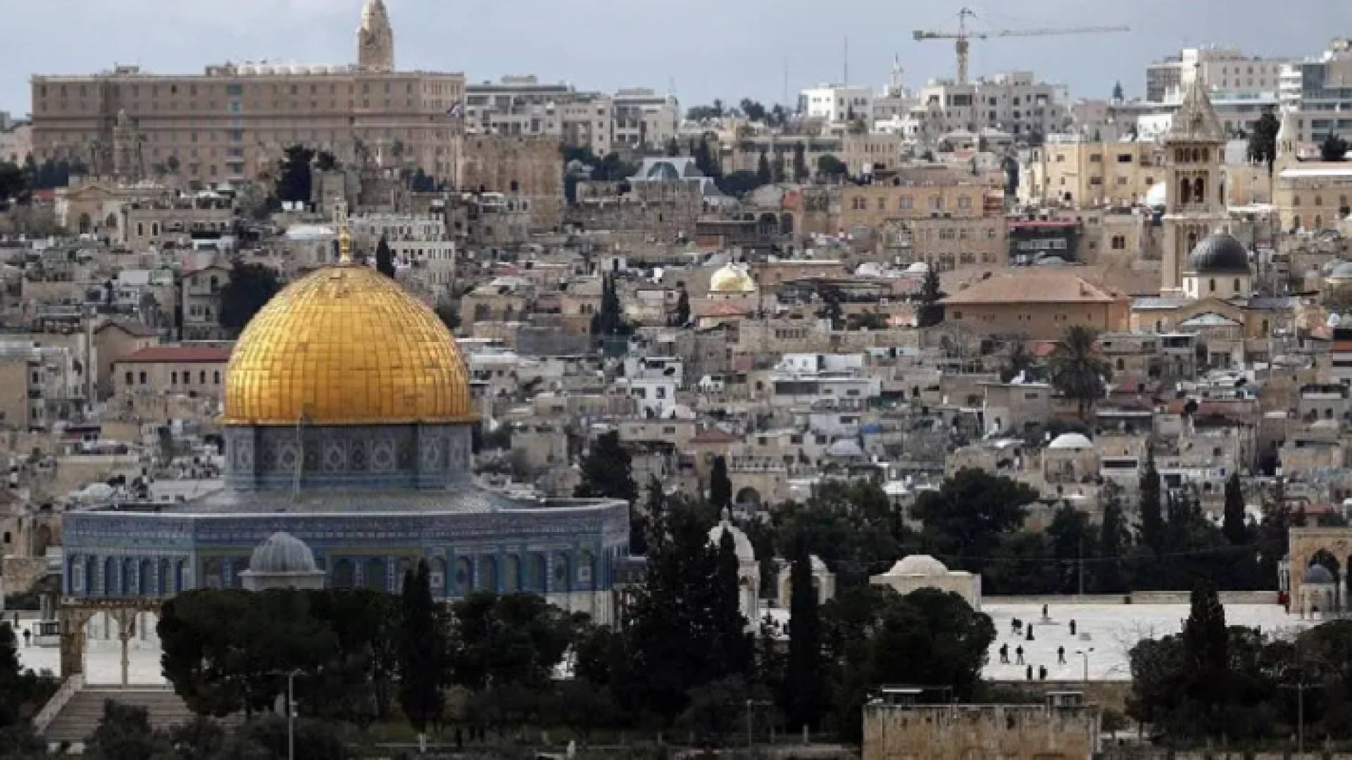 قبة الصخرة المشرفة وكنيسة القيامة في مدينة القدس المحتلة