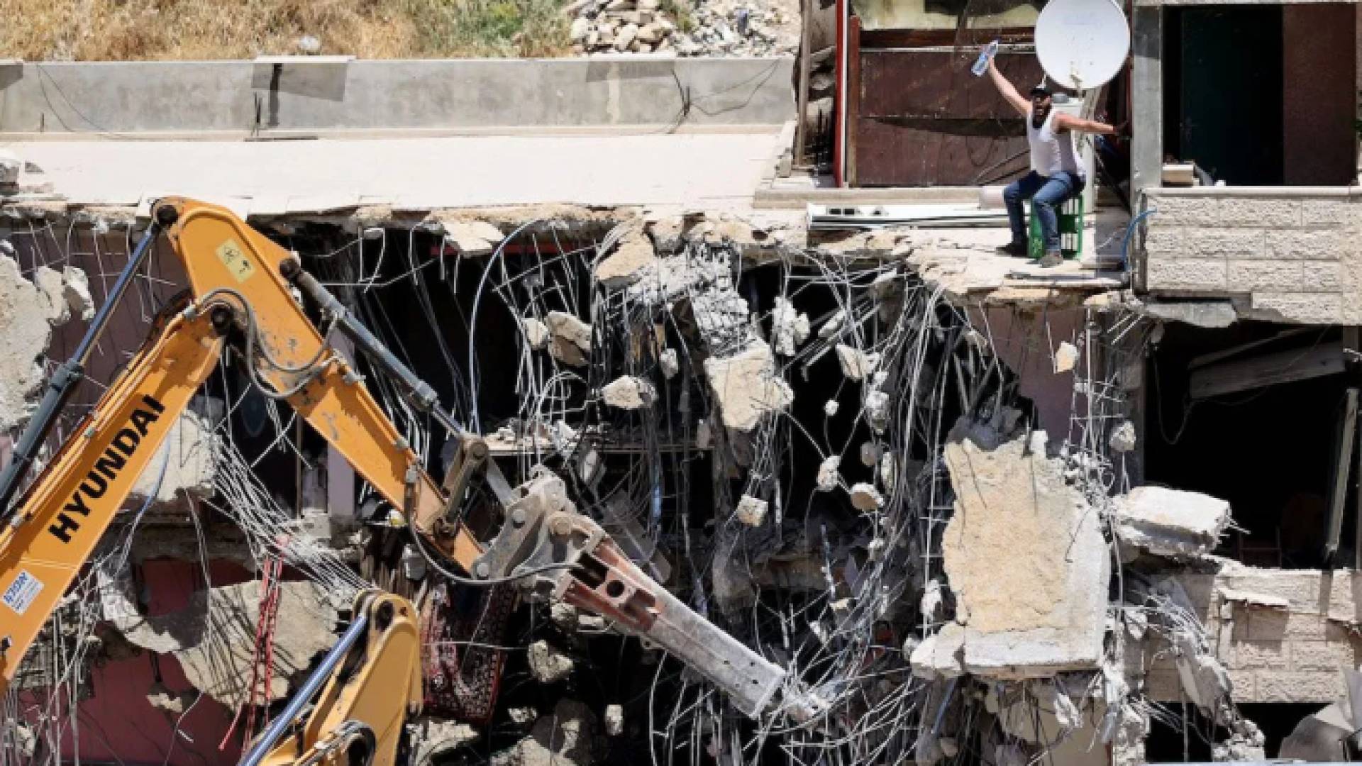 آلية للاحتلالت هدم منزلا لفلسطيني - أرشيفية