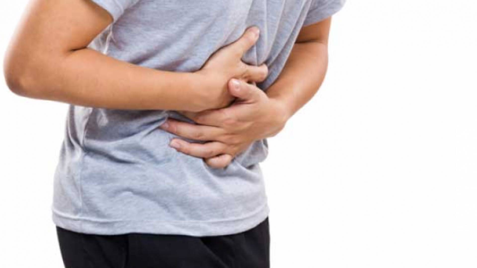 شخص يعاني من ألم في البطن