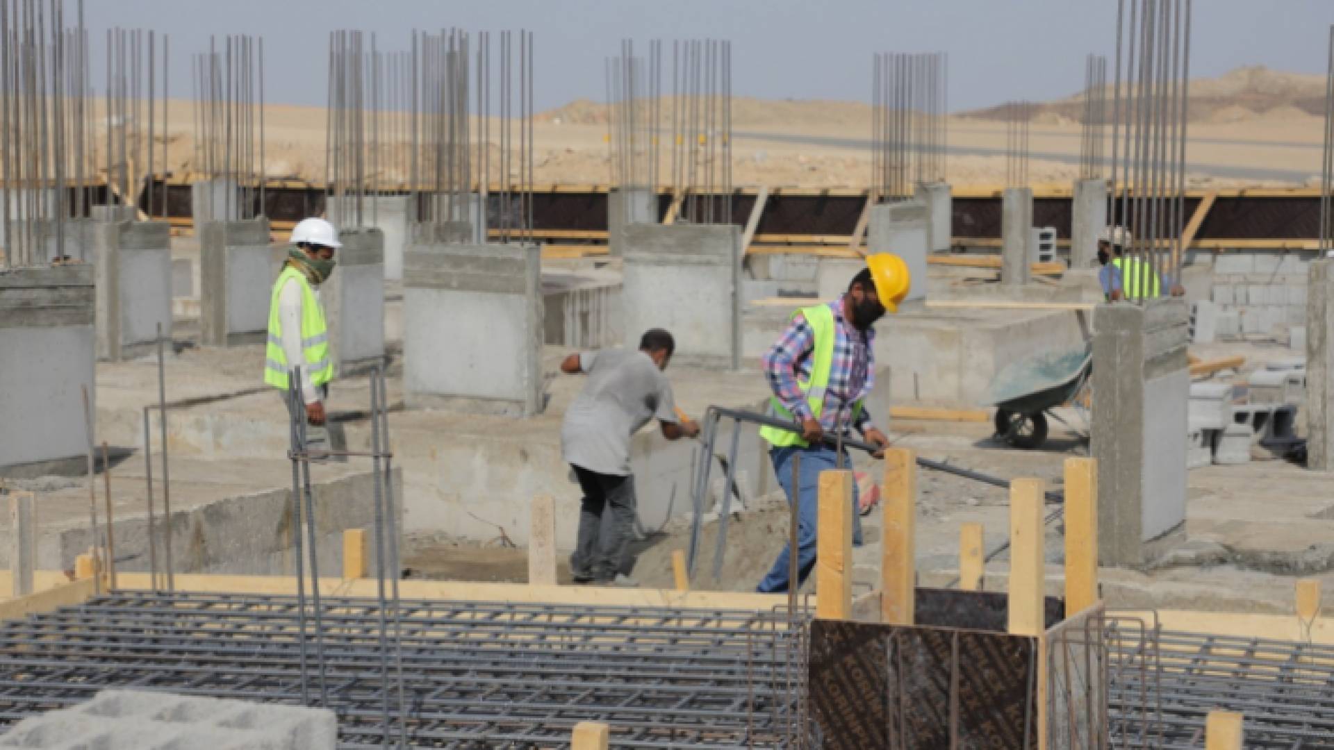 عمال بناء في أحد المشاريع السكنية