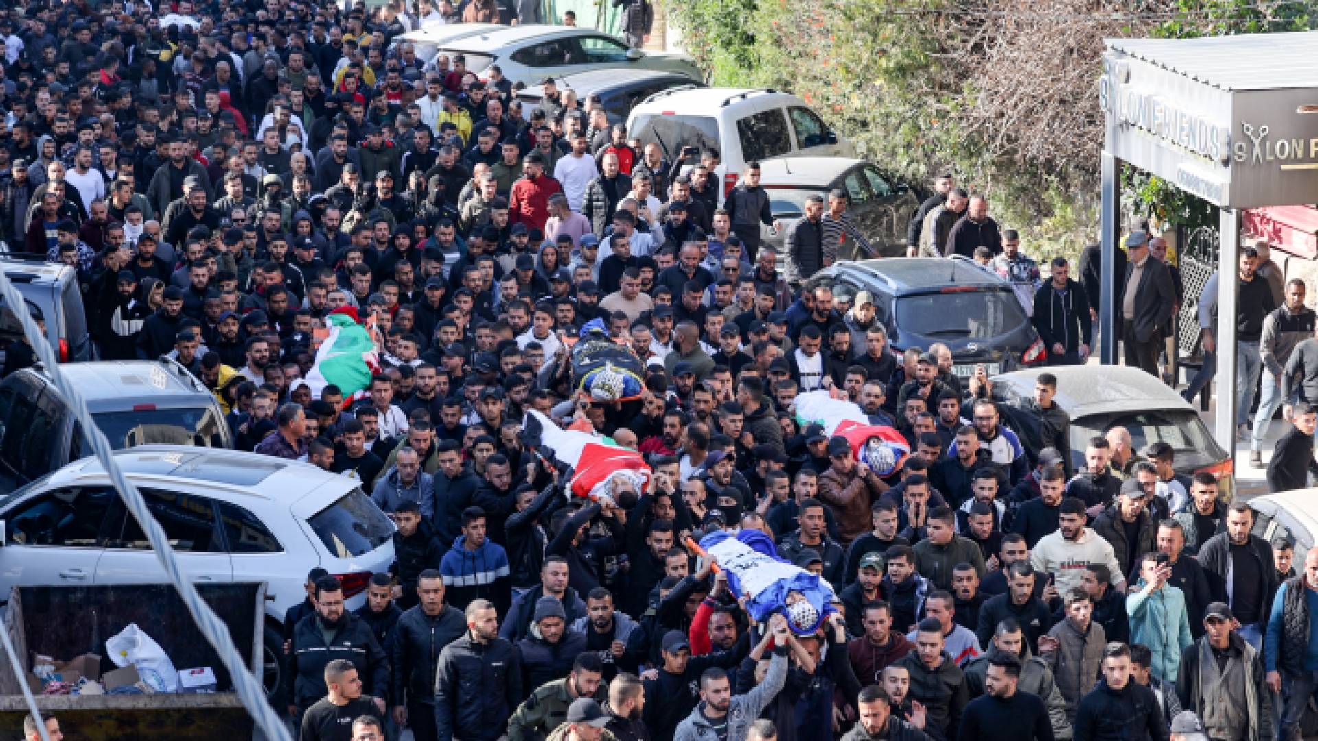 فلسطينيون يشيعون شهداء جنين