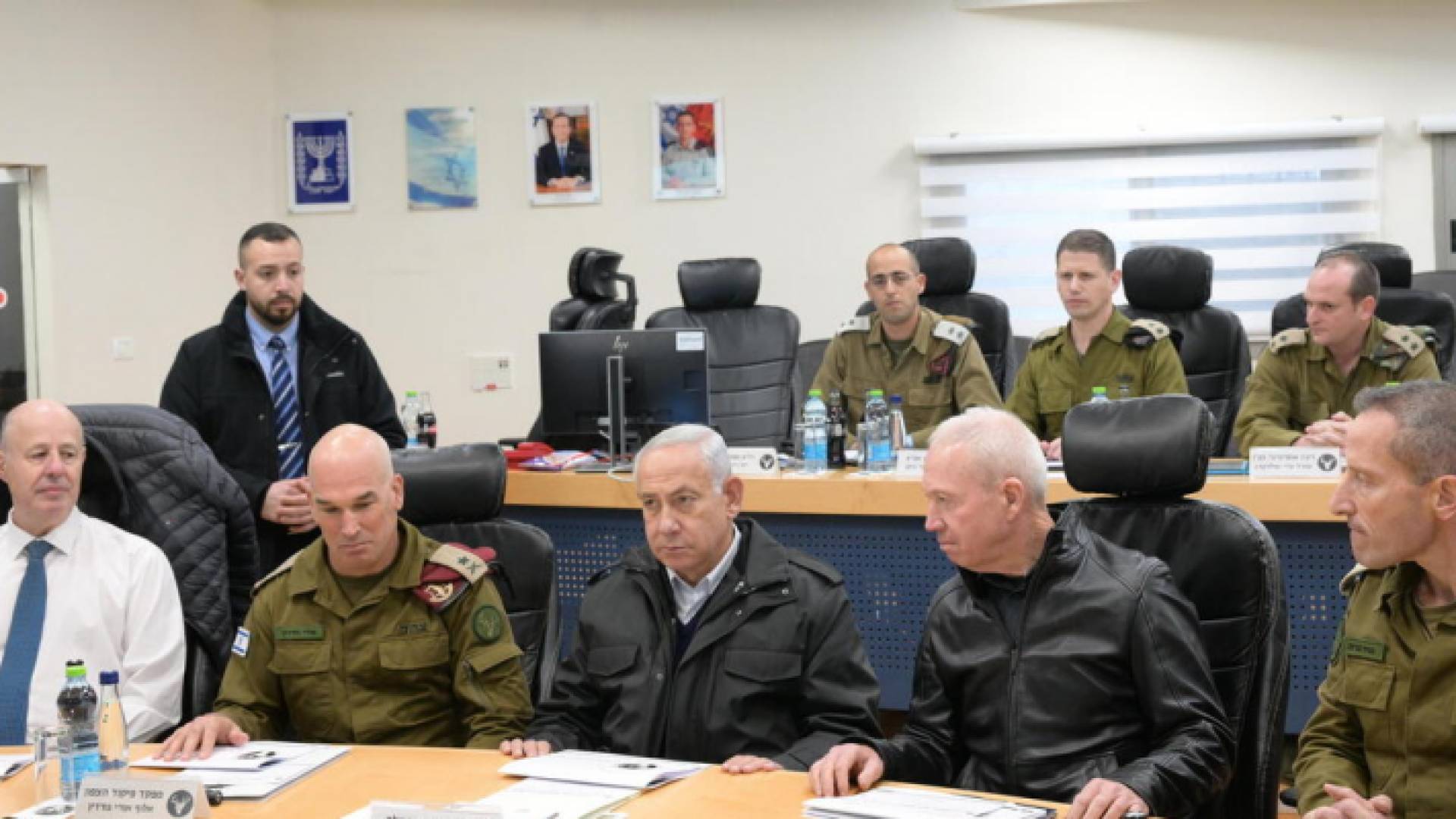 صورة أرشيفية من اجتماع رئيس وزراء الاحتلال الإسرائيلي بن يامين نتنياهو مع قادة الجيش