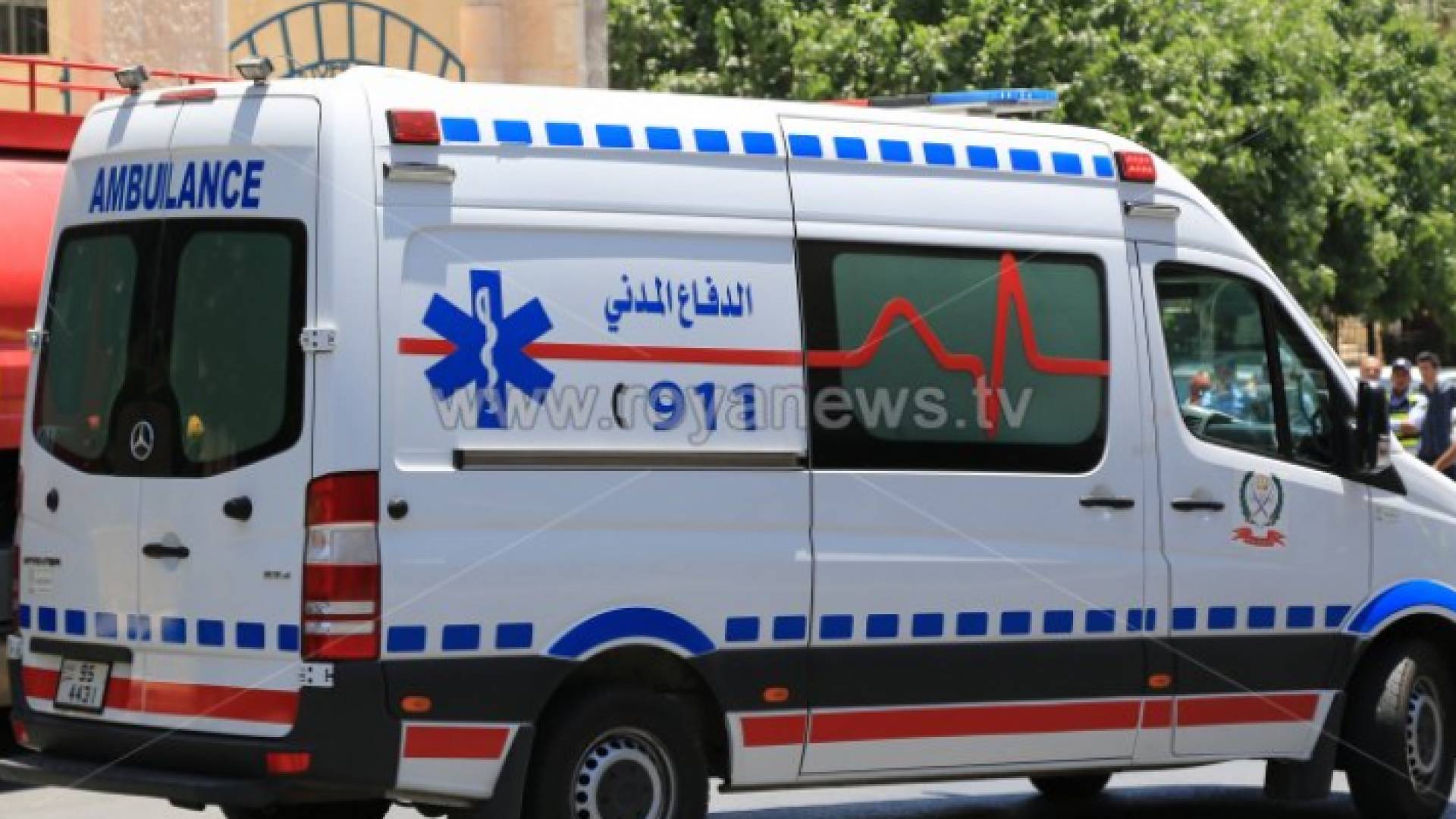 مركبة إسعاف تابعة للدفاع المدني