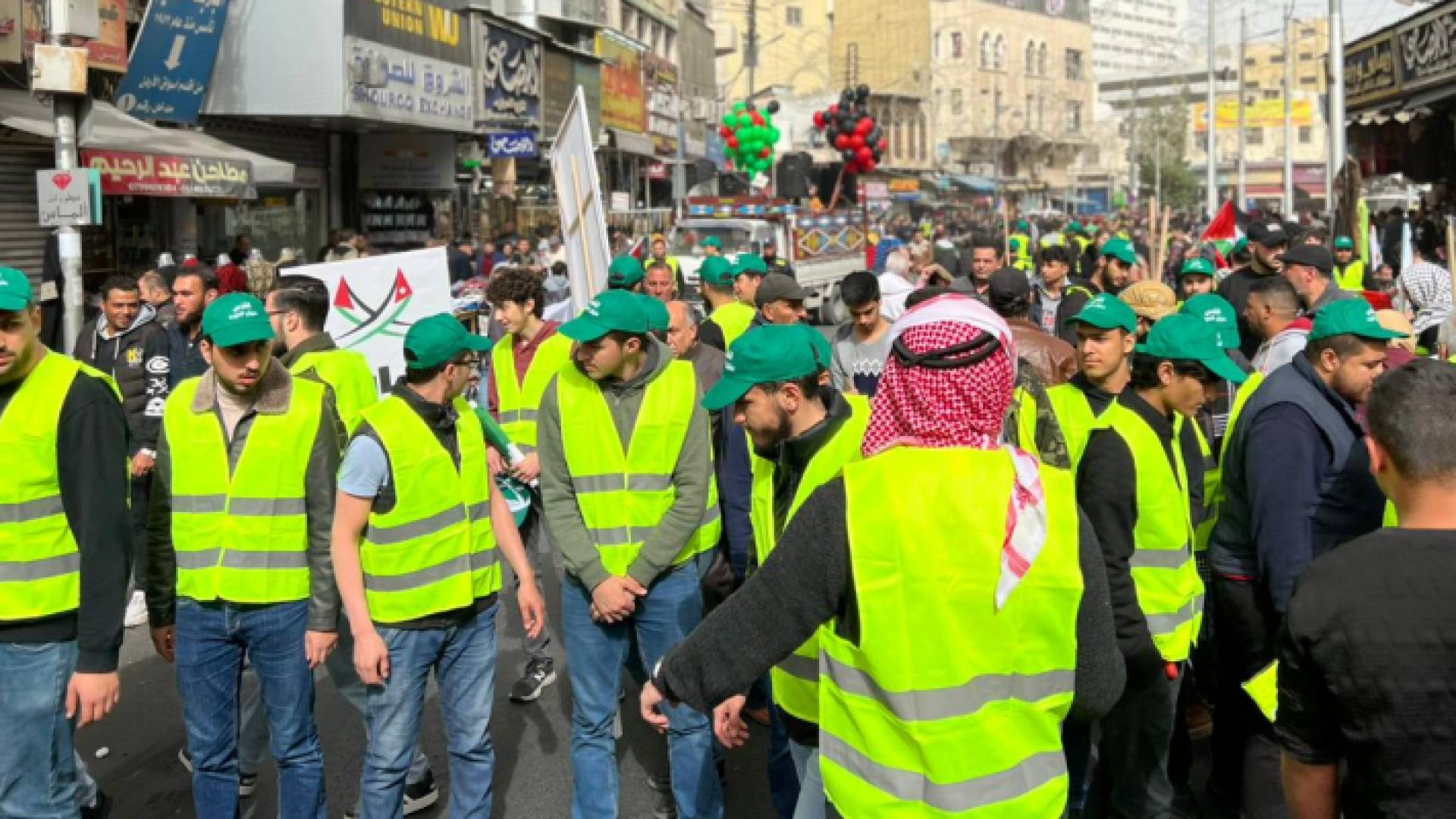 مشاركون في المسيرة الشعبية وسط البلد