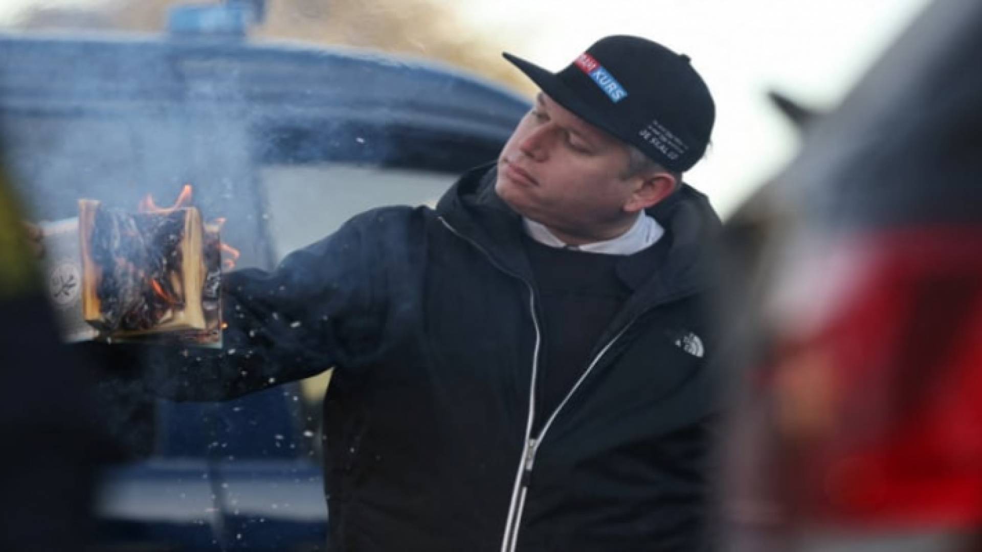 المتطرف السويدي الدنماركي راسموس بالودان في أثناء إحراق نسخة من القرآن