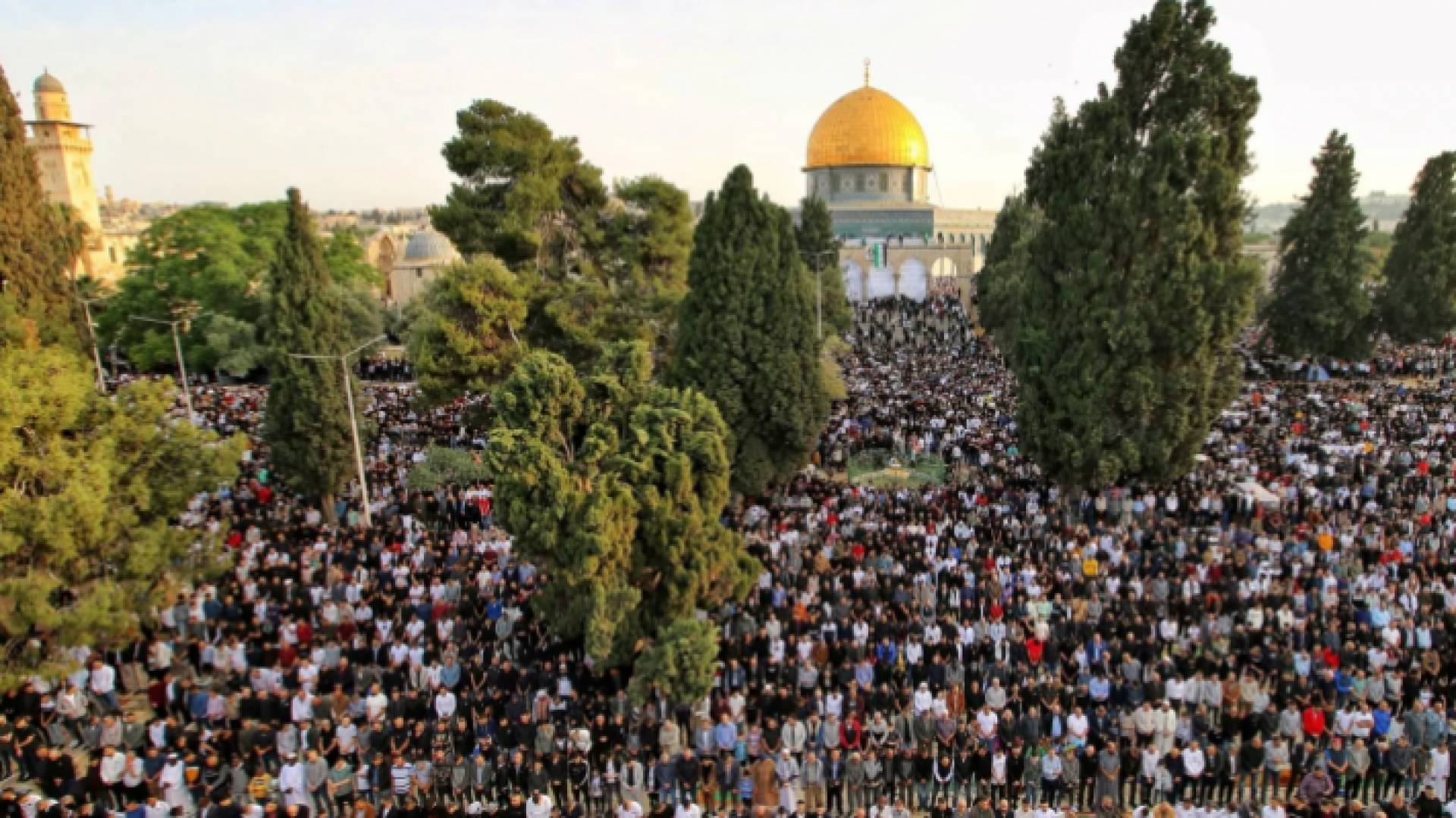 صورة أرشيفية لفلسطينيين يؤدون صلاة الجمعة في المسجد الأقصى