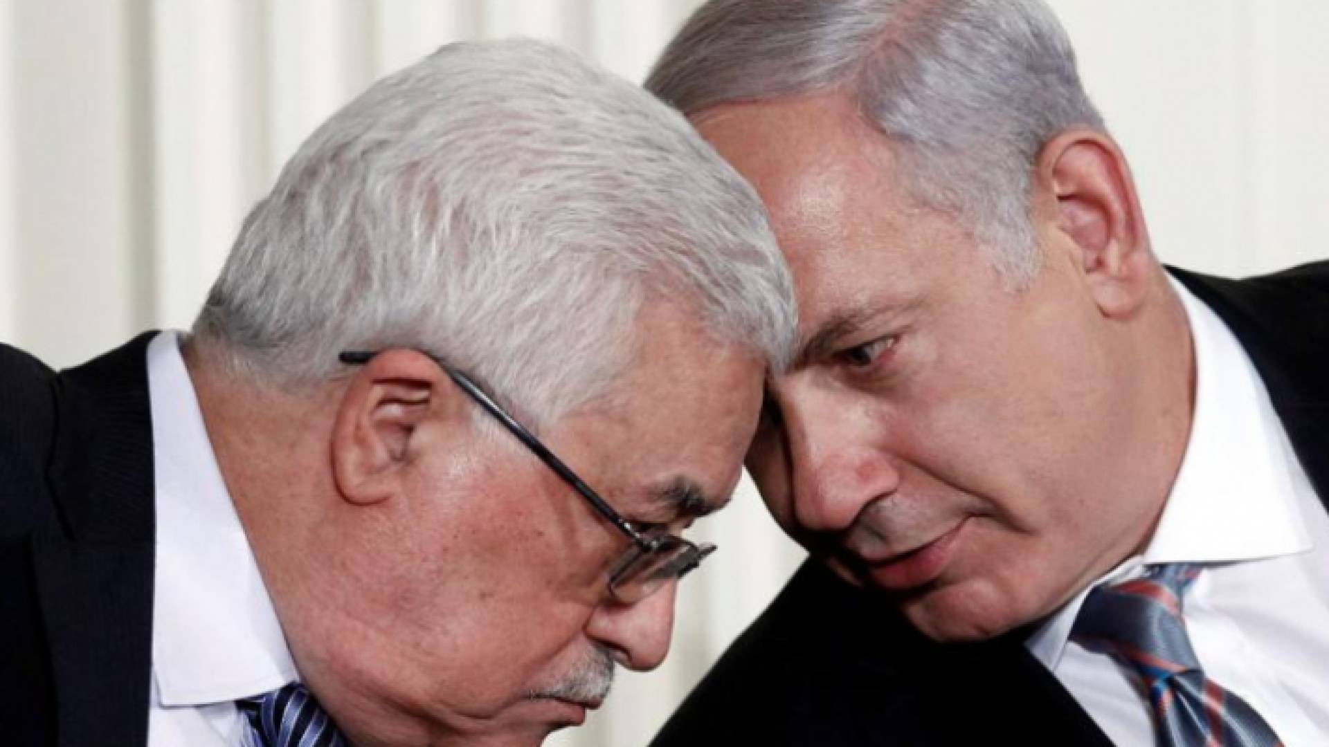 رئيس وزراء الاحتلال الإسرائيلي بنيامين نتانياهو (يمين) والرئيس الفلسطيني محمود عباس