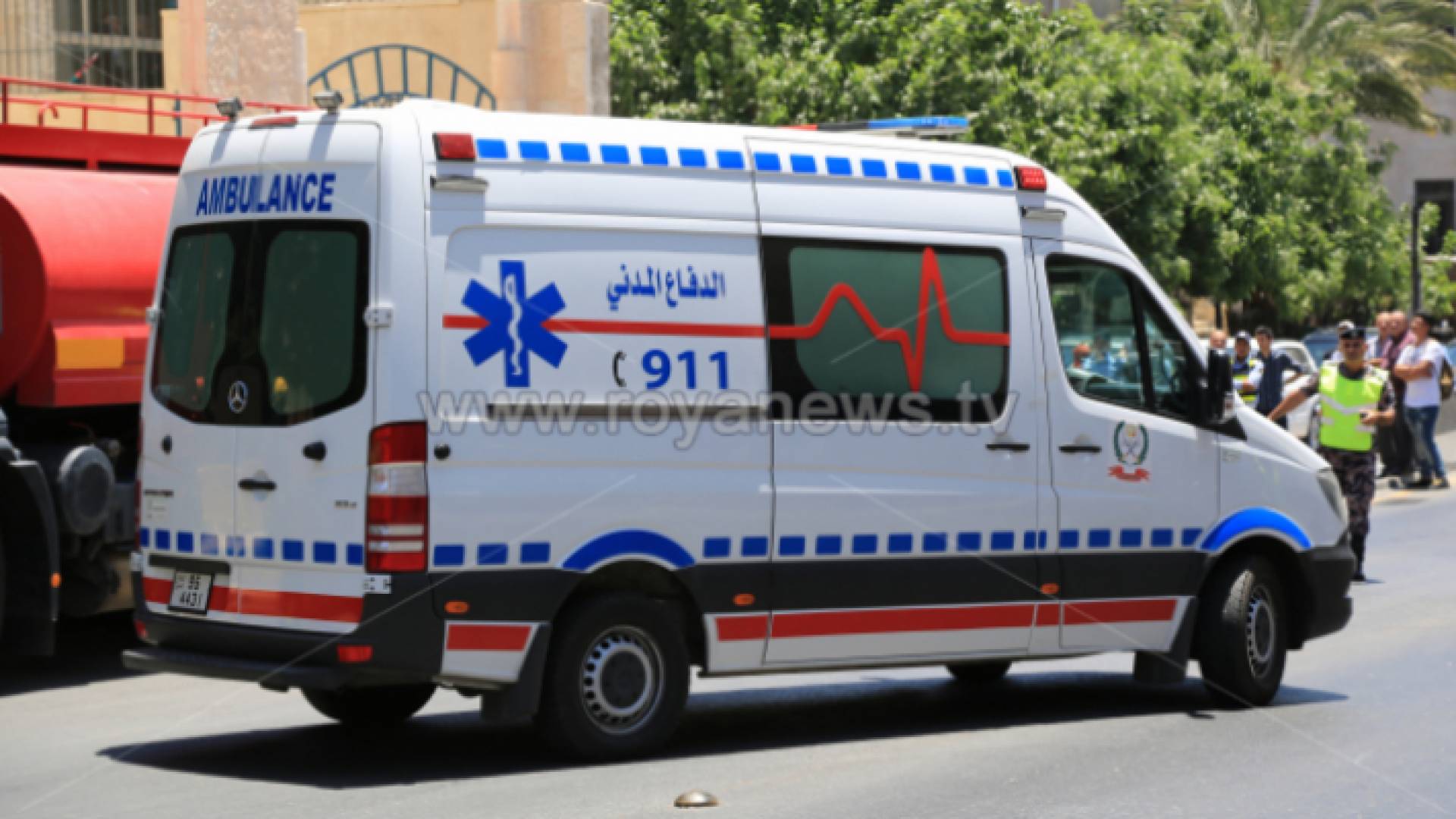 سيارة إسعاف تابعة للدفاع المدني