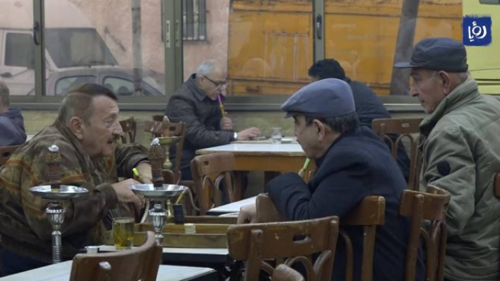 مشهد من داخل المقهى