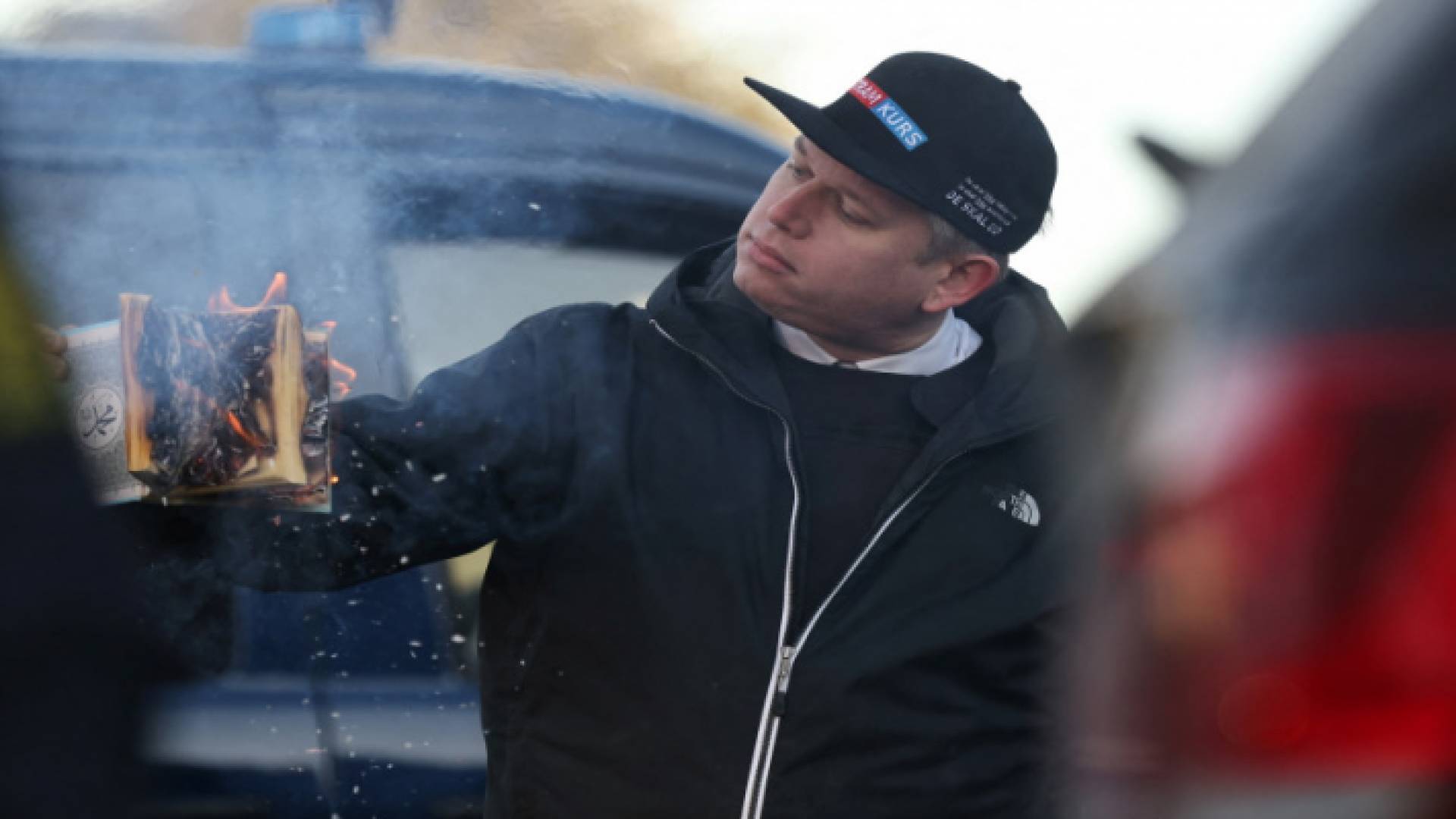 المتطرف السويدي الدنماركي راسموس بالودان في أثناء إحراق نسخة من القرآن