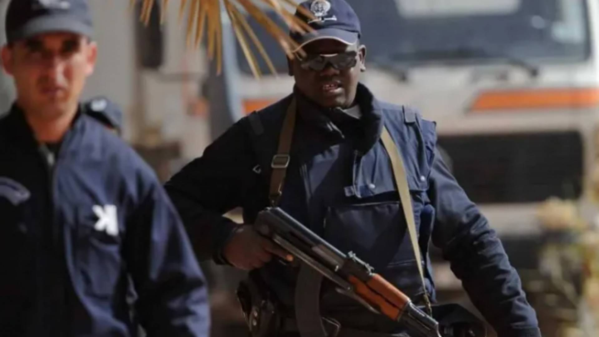 عناصر من الشرطة الجزائرية