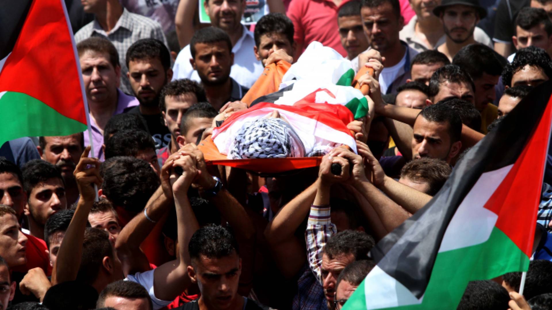 فلسطينيون يشيعون جثمان أحد الشهداء