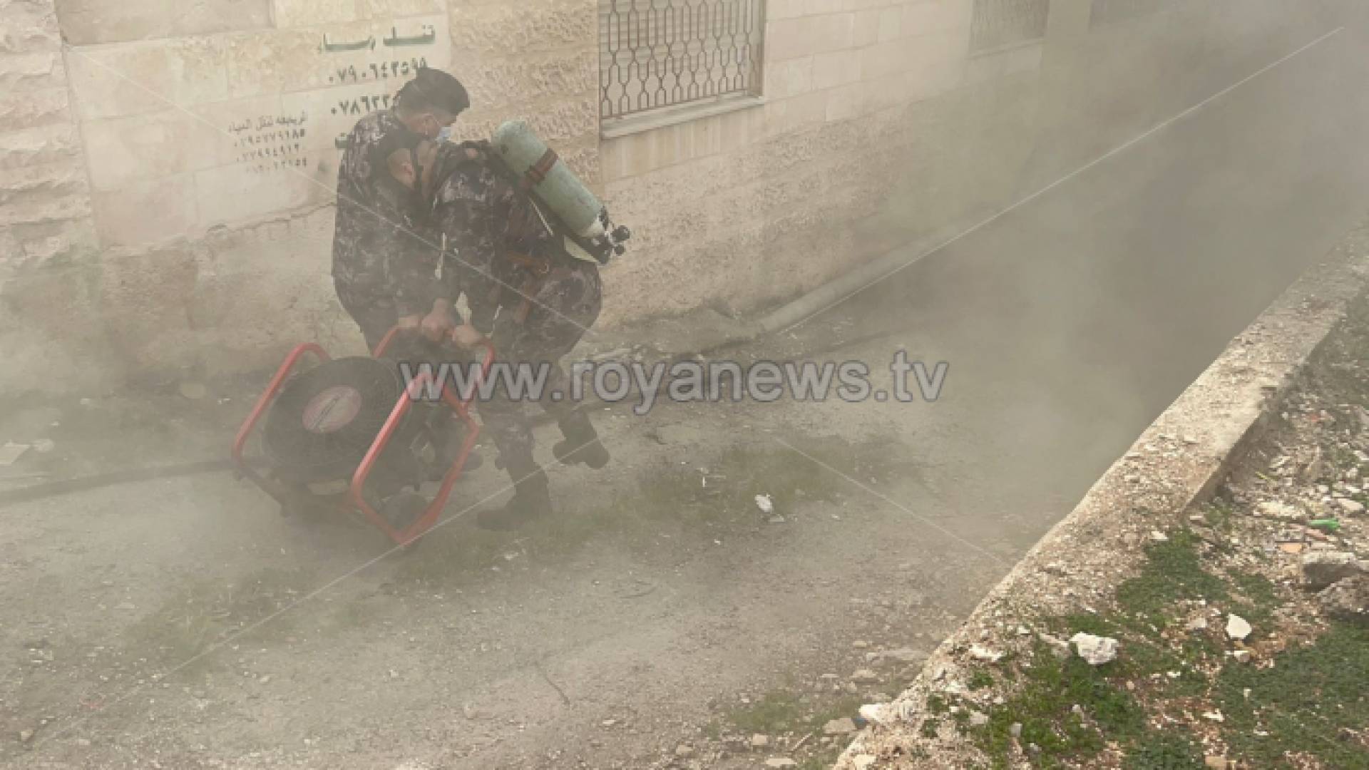 كوادر الدفاع المدني في موقع الحريق