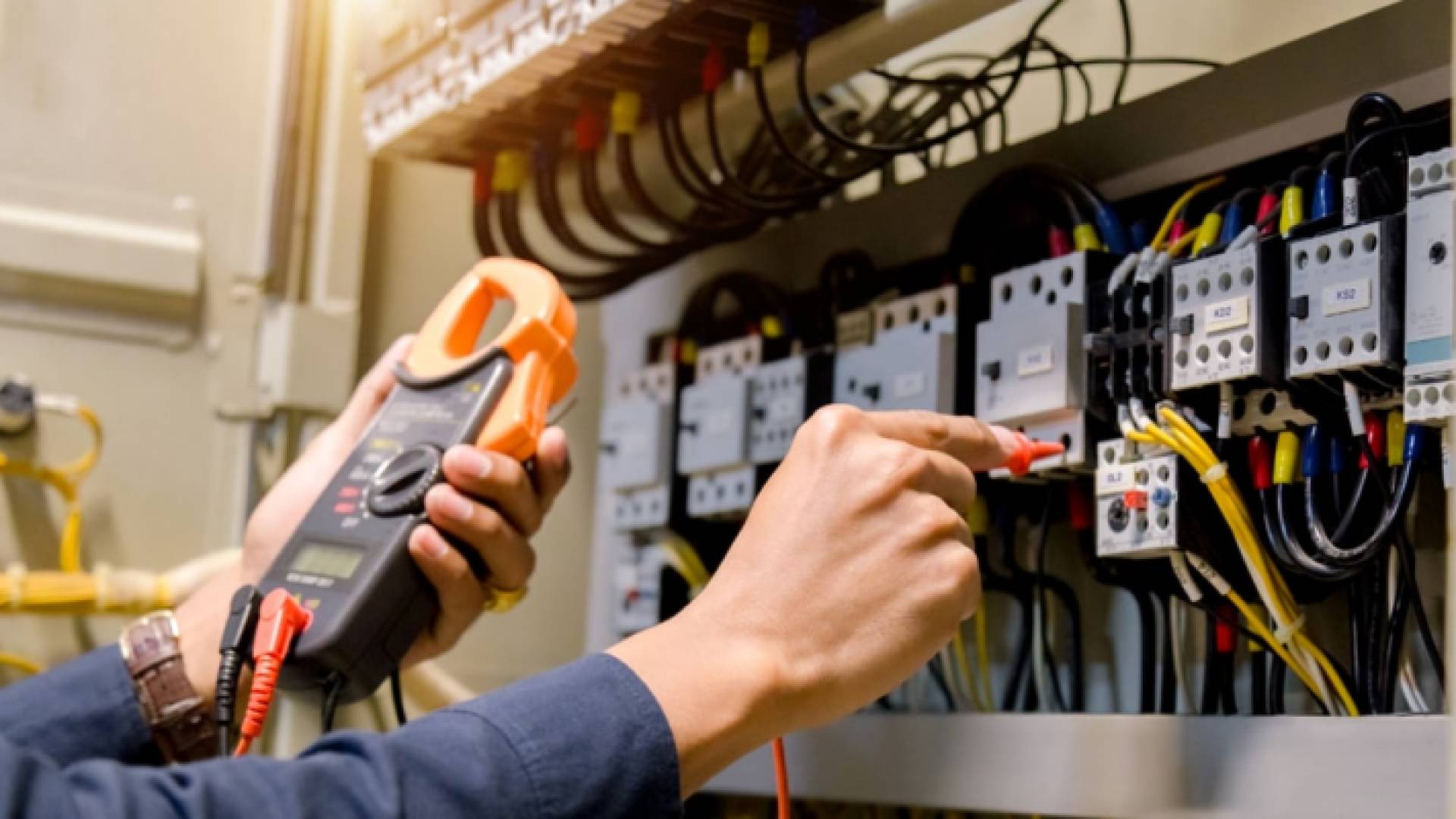 عامل صيانة كهرباء