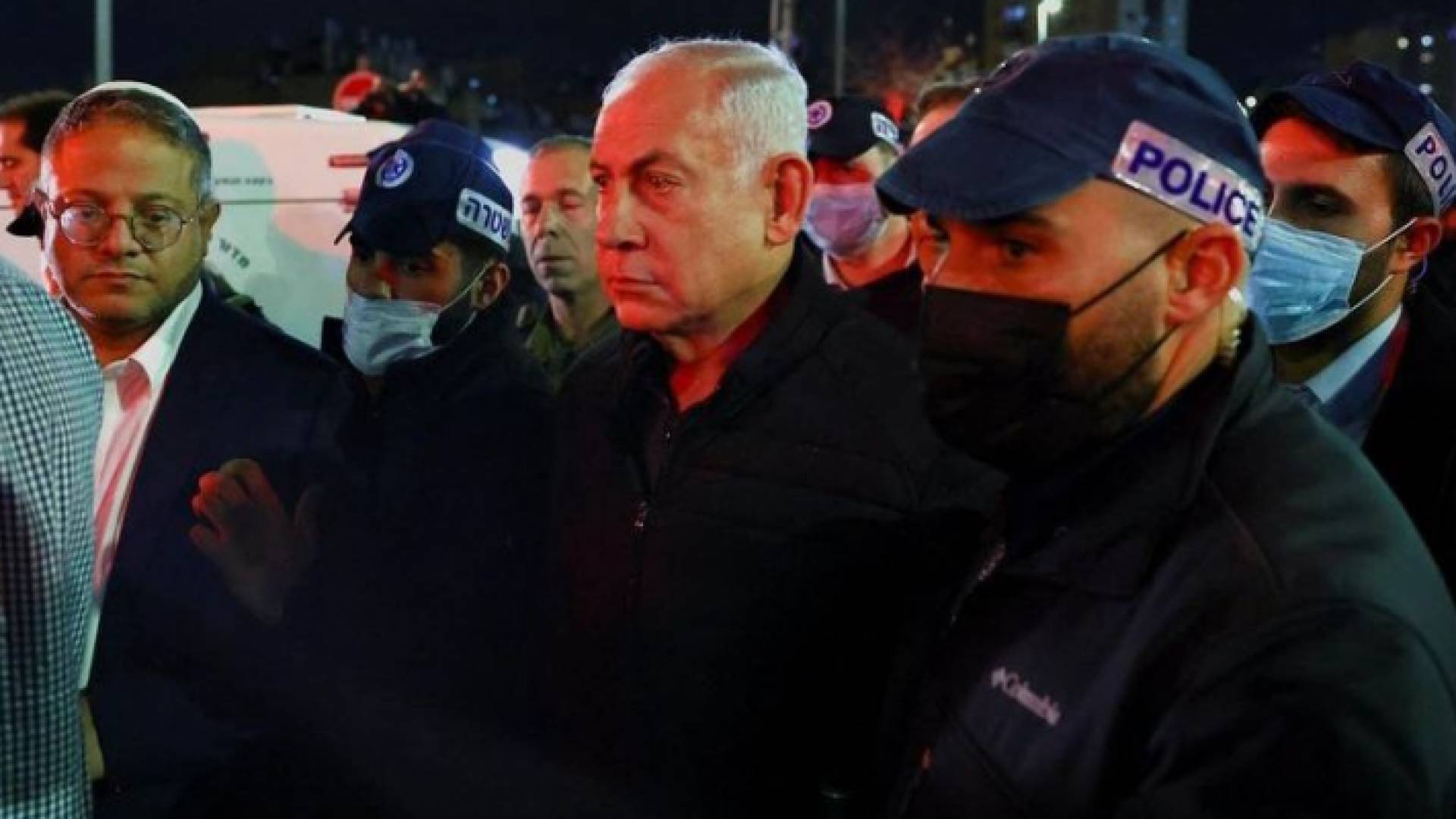 نتنياهو خلال زيارته لمكان تنفيذ العملية