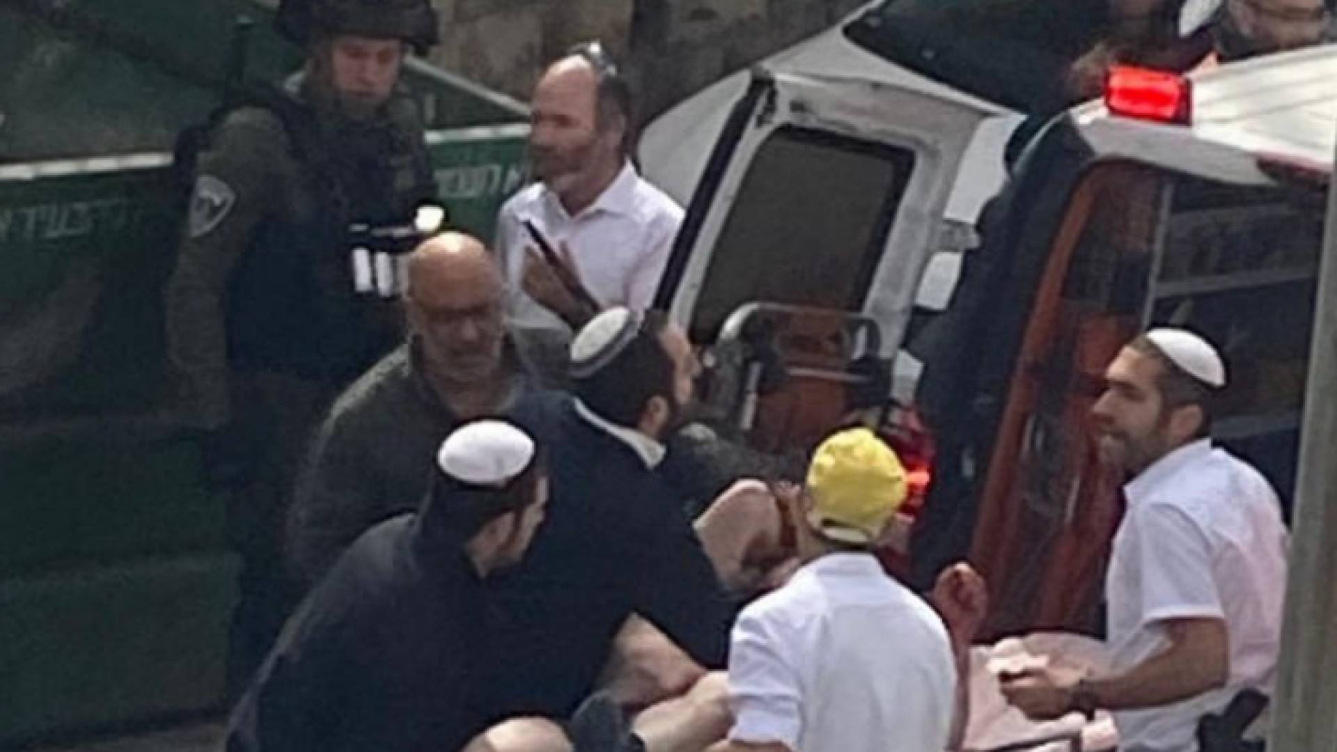 الصورة في أثناء نقل أحد المصابين