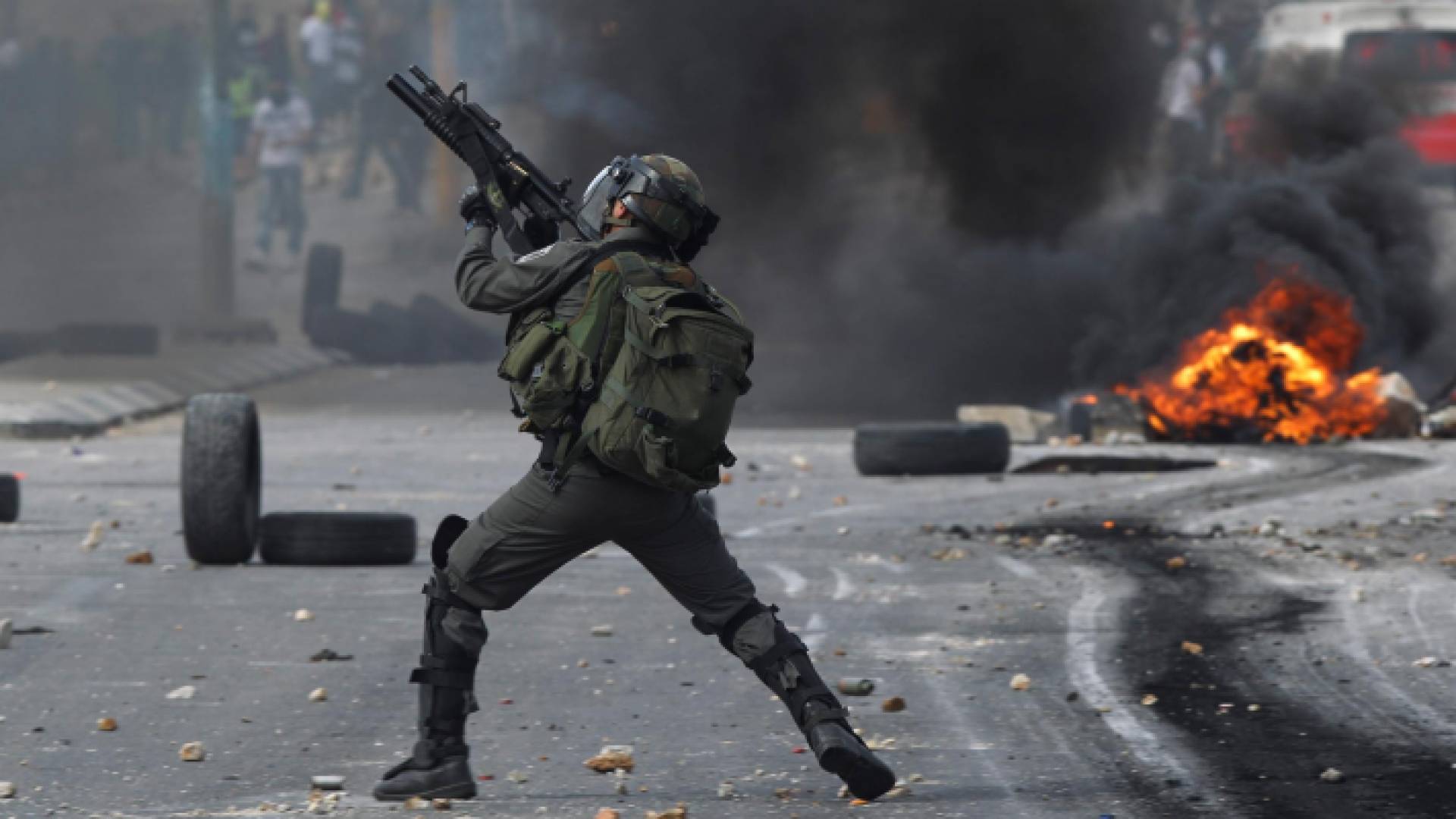 جندي إسرائيلي في ساحة مواجهة مع شبان فلسطينيين