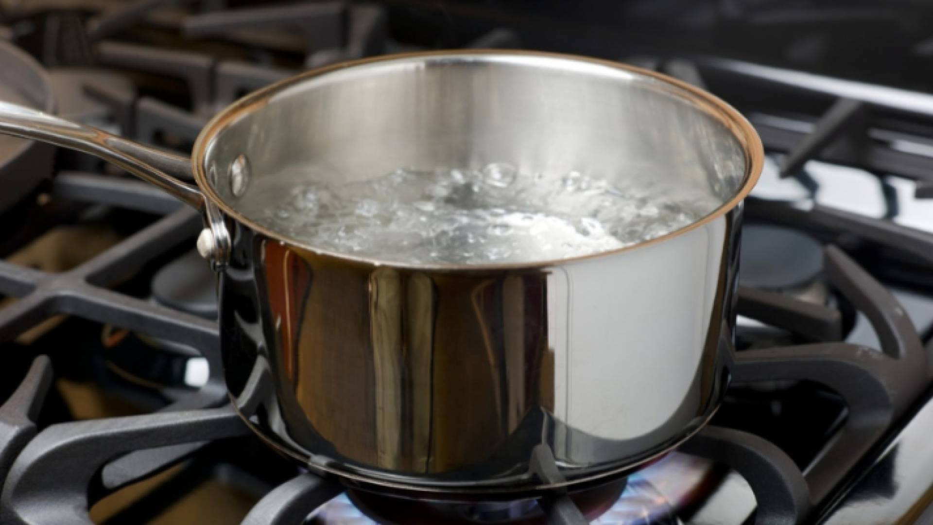 صورة توضيحية لإناء يغلي فيه ماء