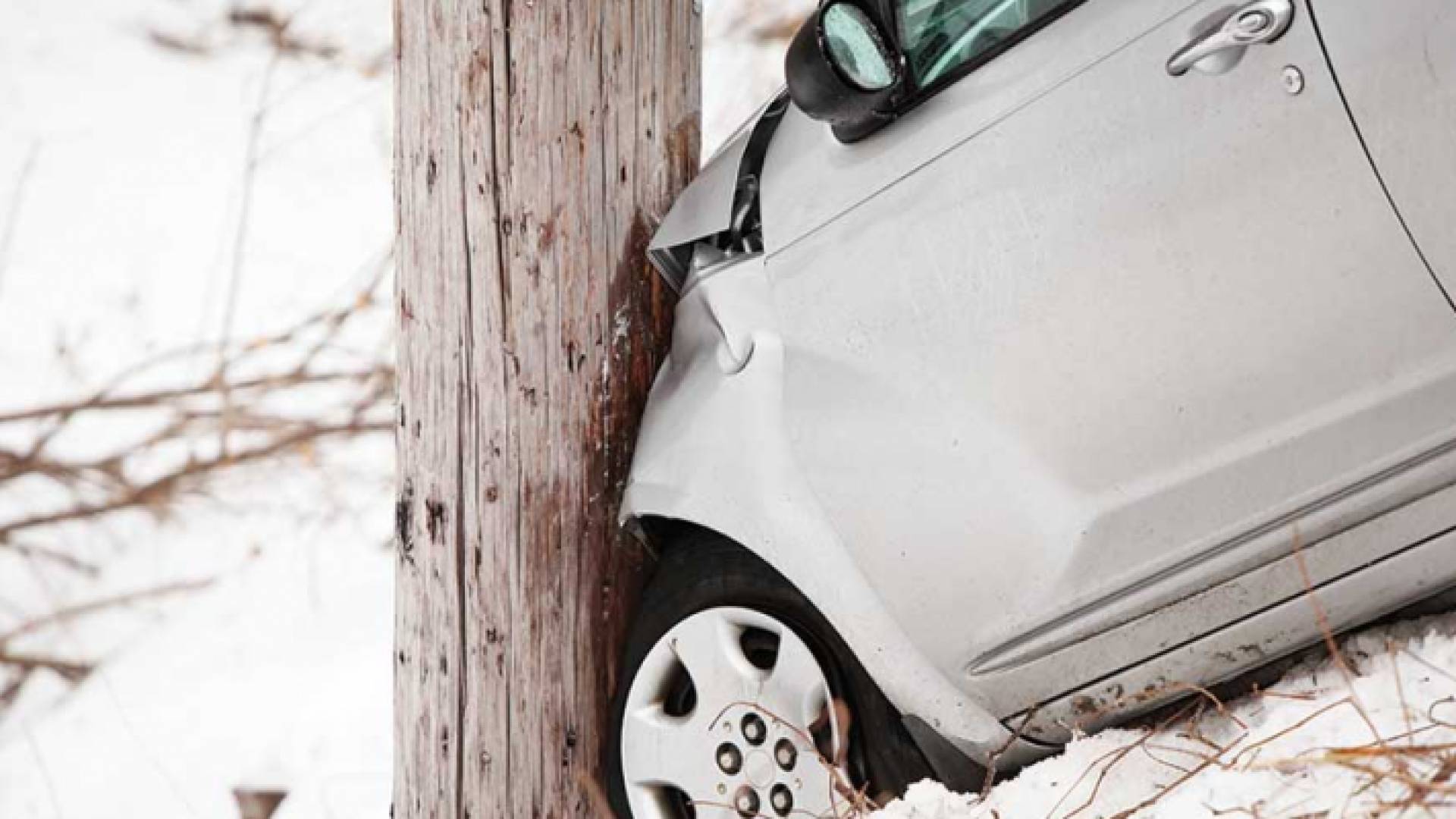 اصطدام مركبة بعامود - تعبيرية