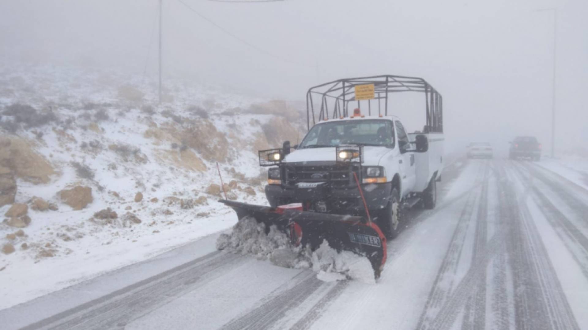 آليات وزارة الأشغال تزيل الثلوج المتراكمة على الشوارع الرئيسية