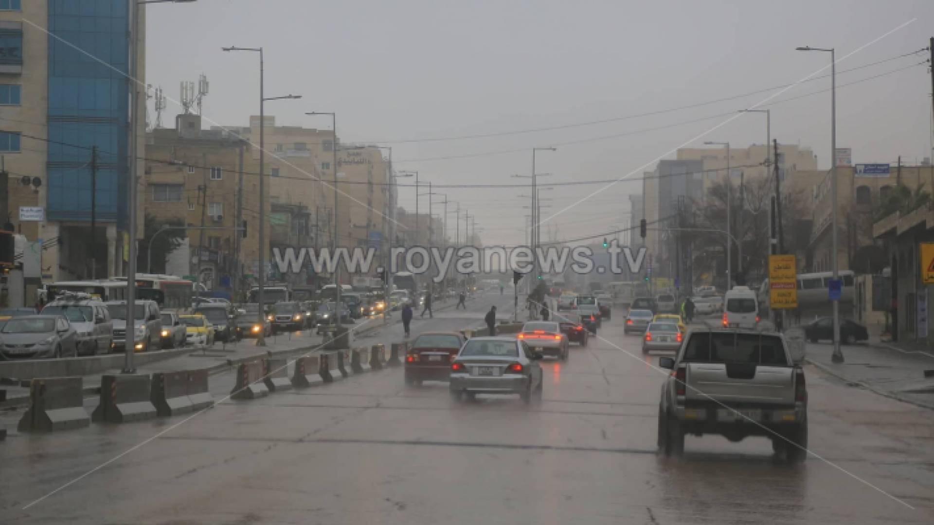 أمطار في أحد شوارع عمان