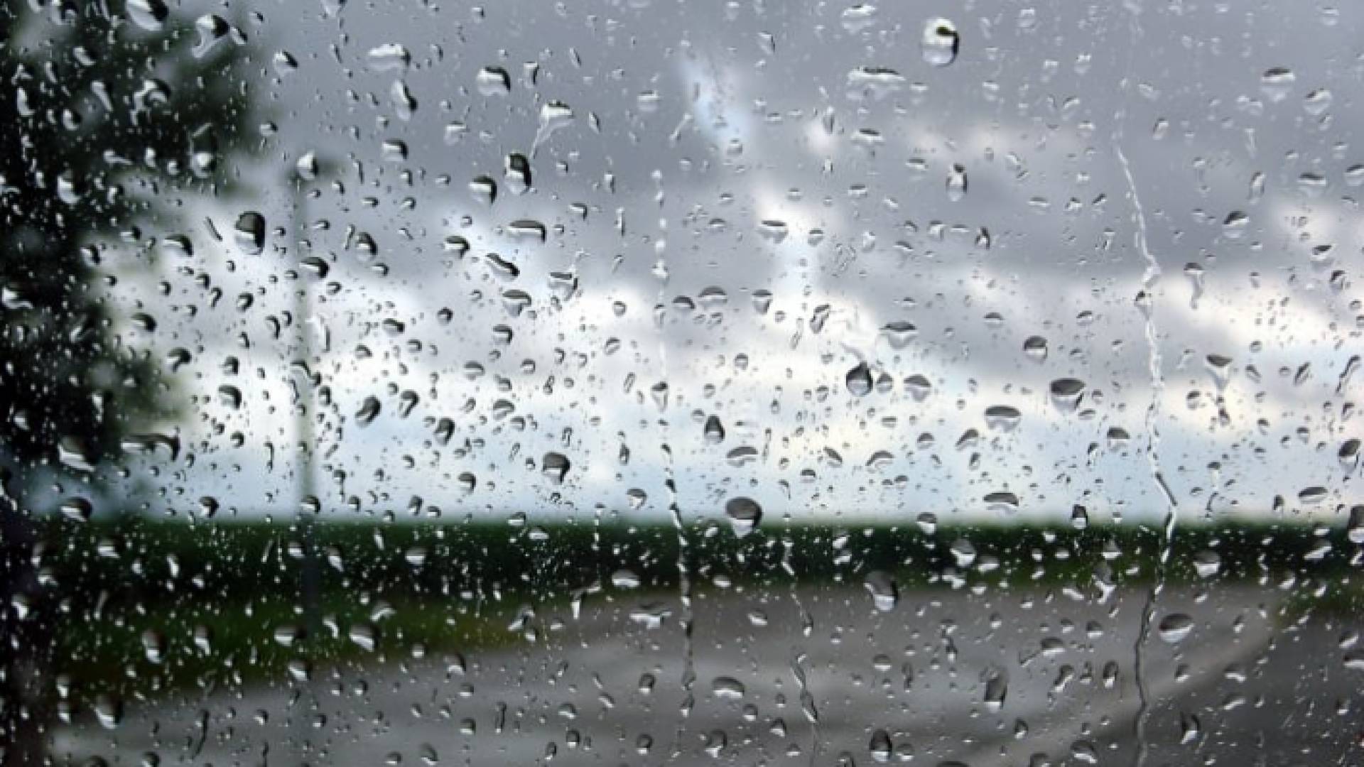 أمطار تتساقط على زجاج مركبة