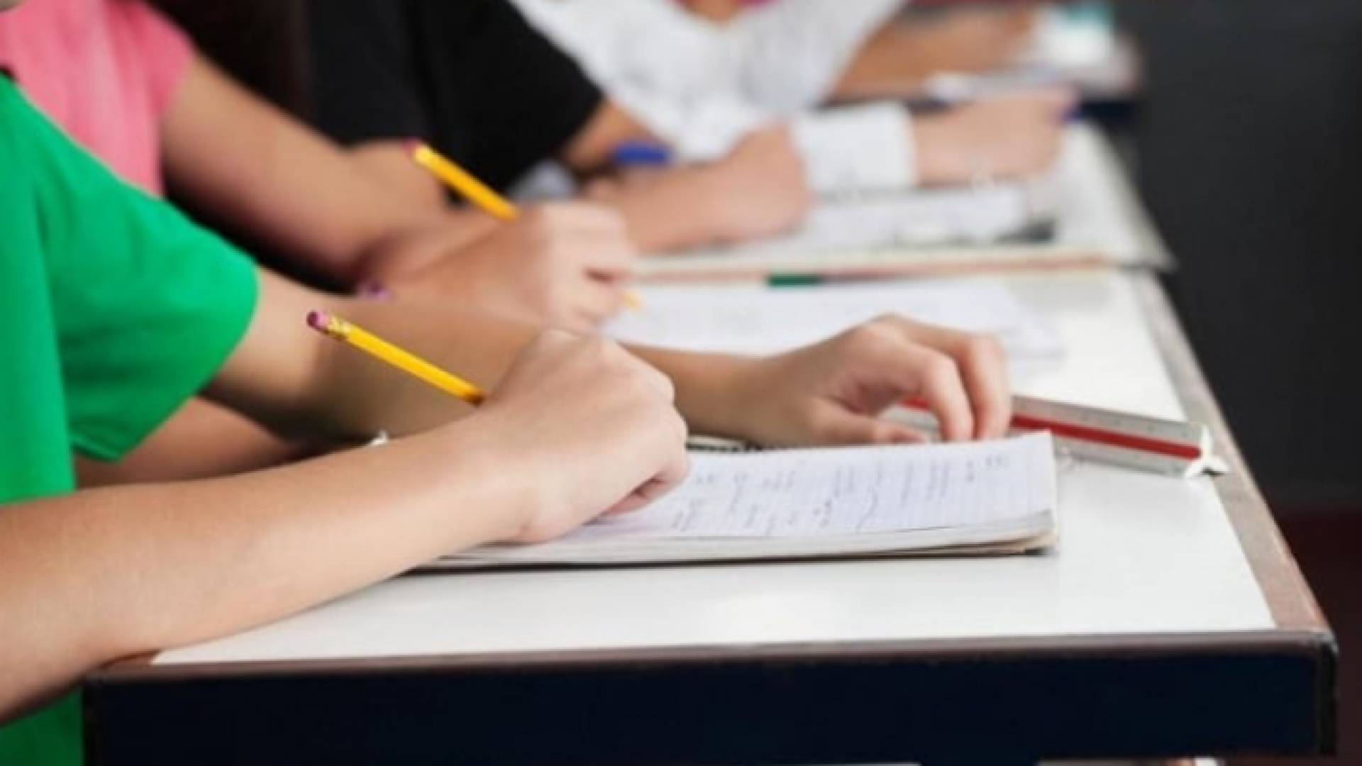 صورة توضيحية لطلاب يتقدمون لامتحان