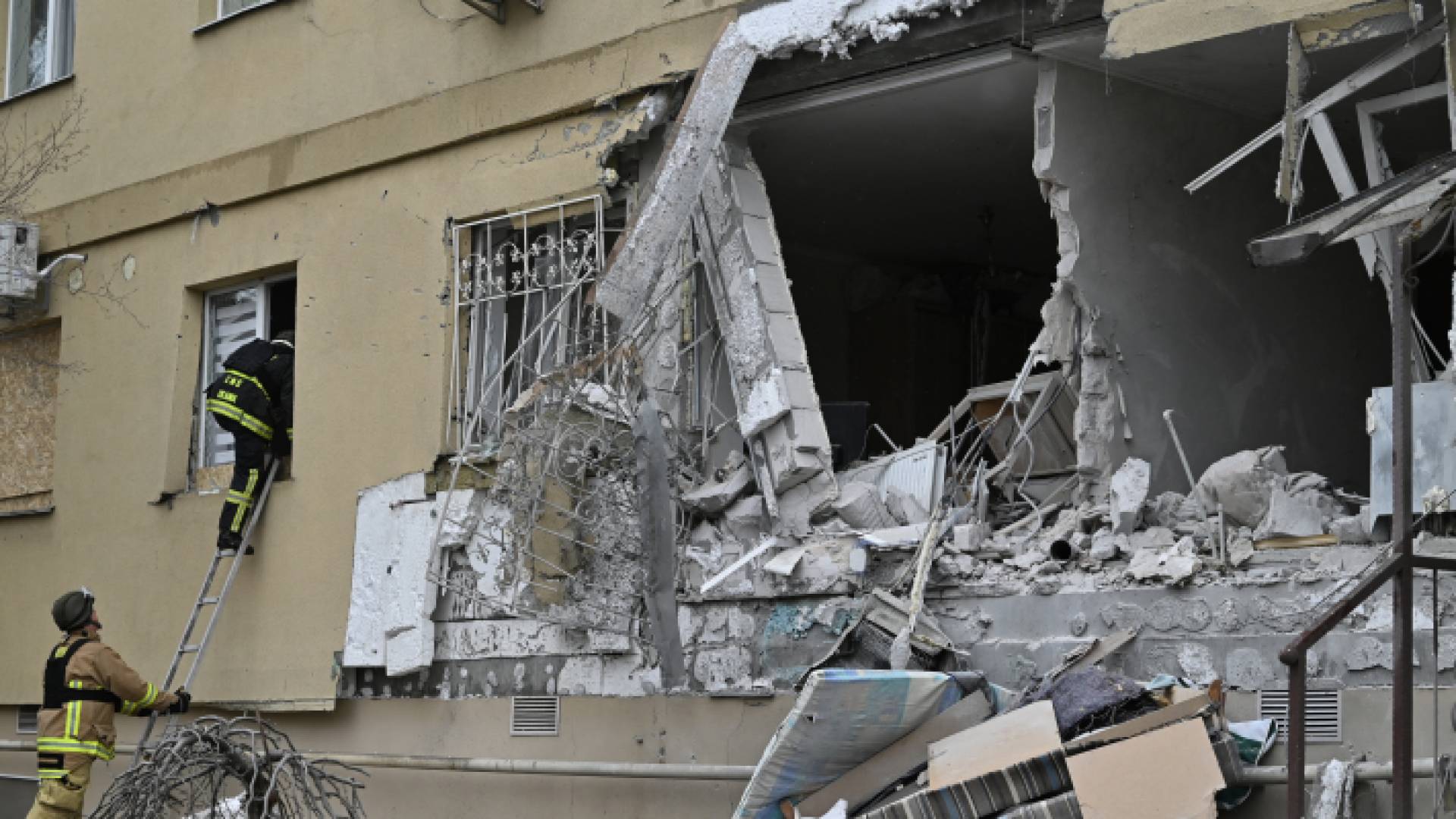 دمار مبنى سكني في إحدى المدن الأوكرانية