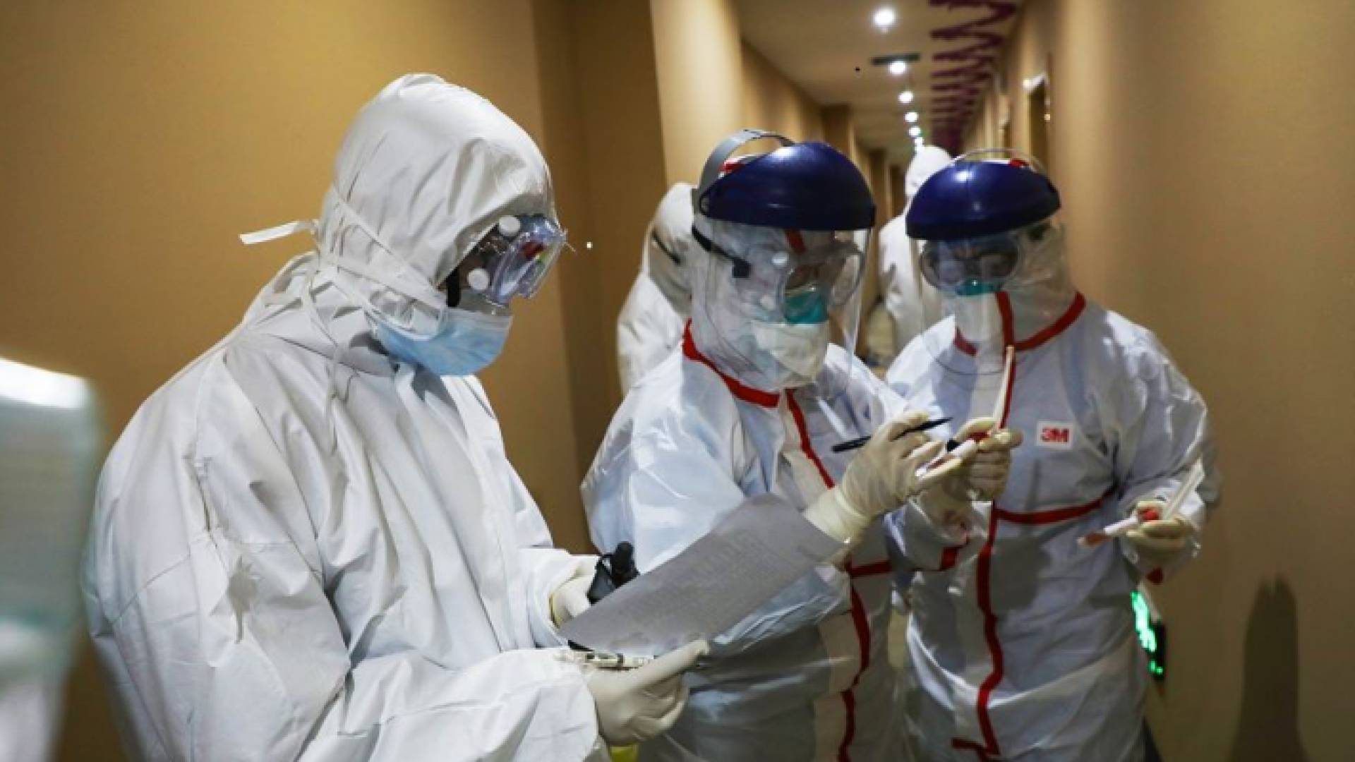 اطباء يرتدون ملابس وقائية في أحد المستشفيات لعلاج كورونا
