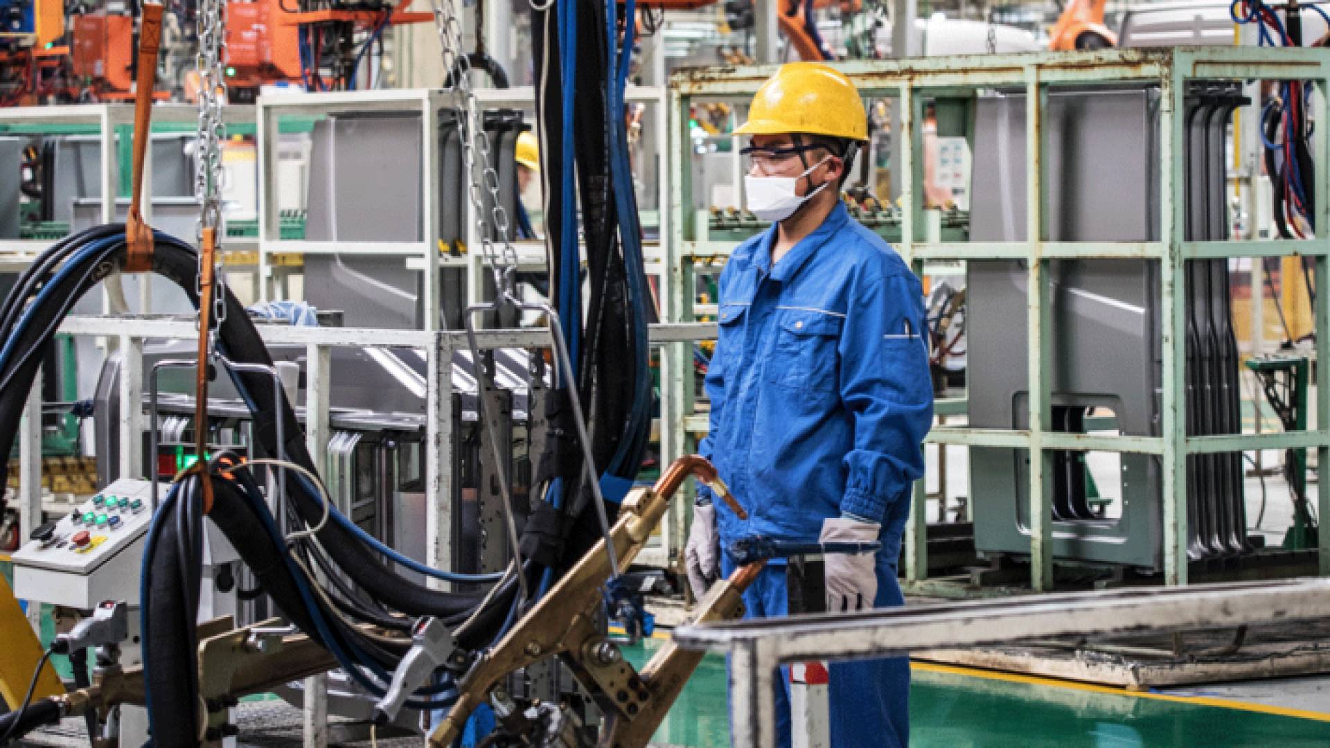 عامل إنتاج داخل مصنع