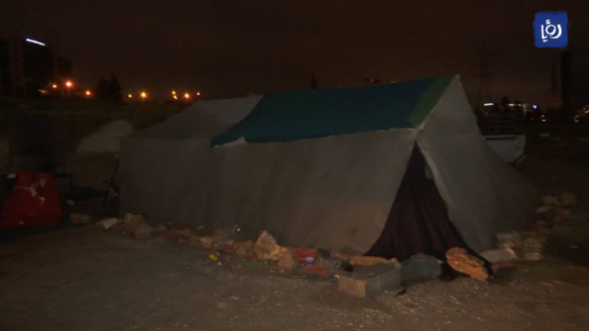 صورة لخيمة تسكنها أسرة مكونة من 8 أفراد