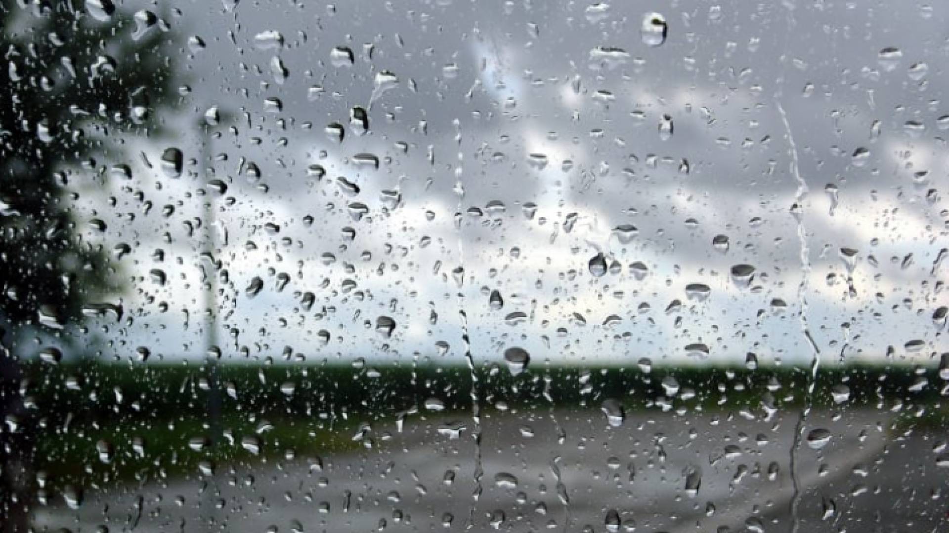 تساقط أمطار على زجاج مركبة