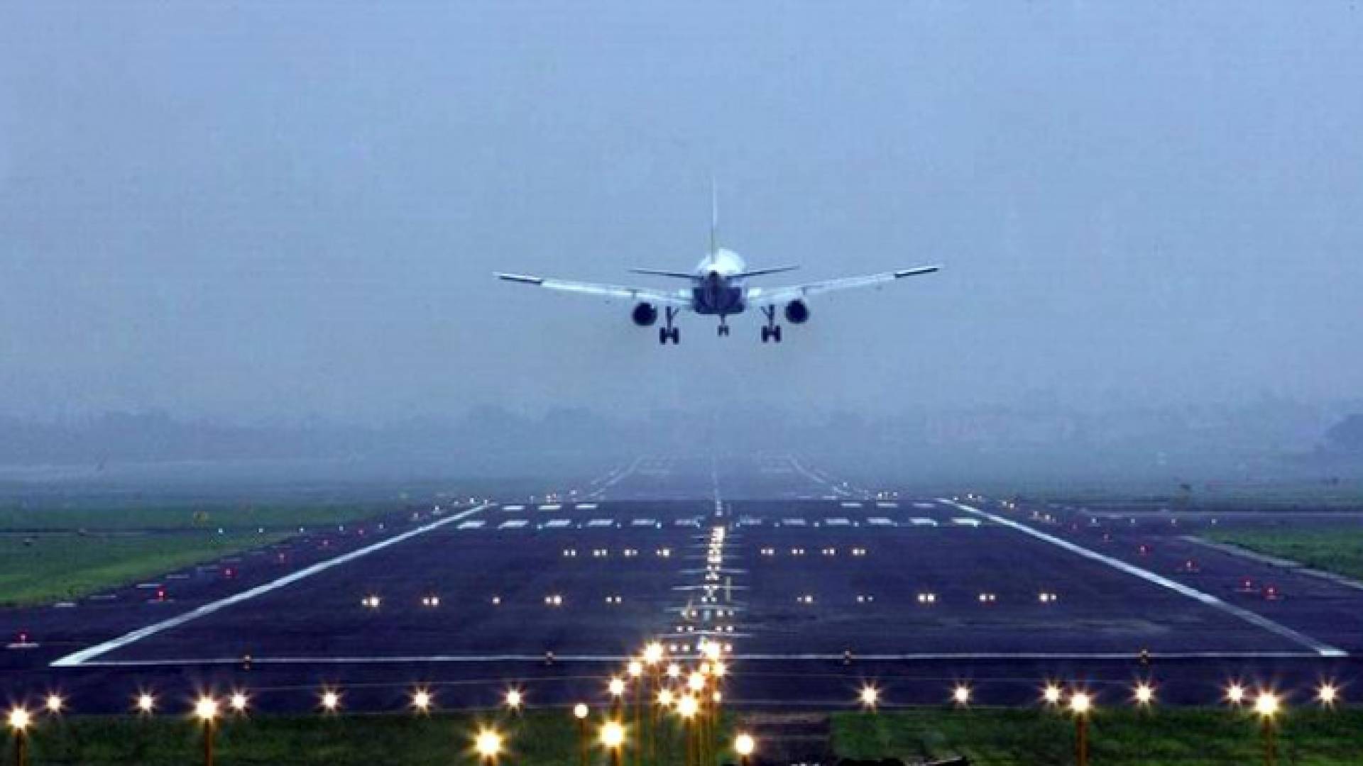 هبوط طائرة في أحد المطارات