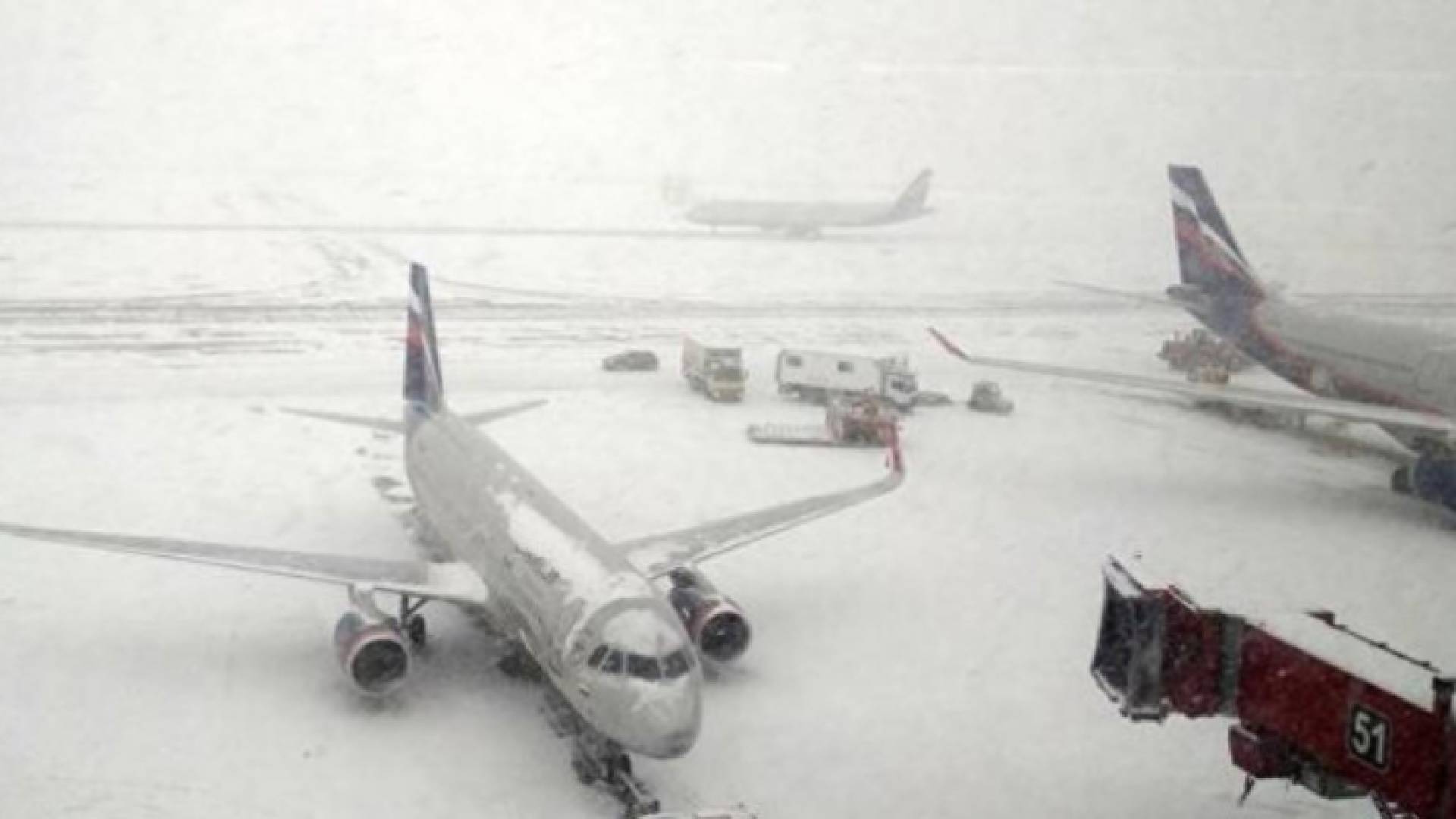 صورة أرشيفية لطائرة متوقفة بسبب الثلوج