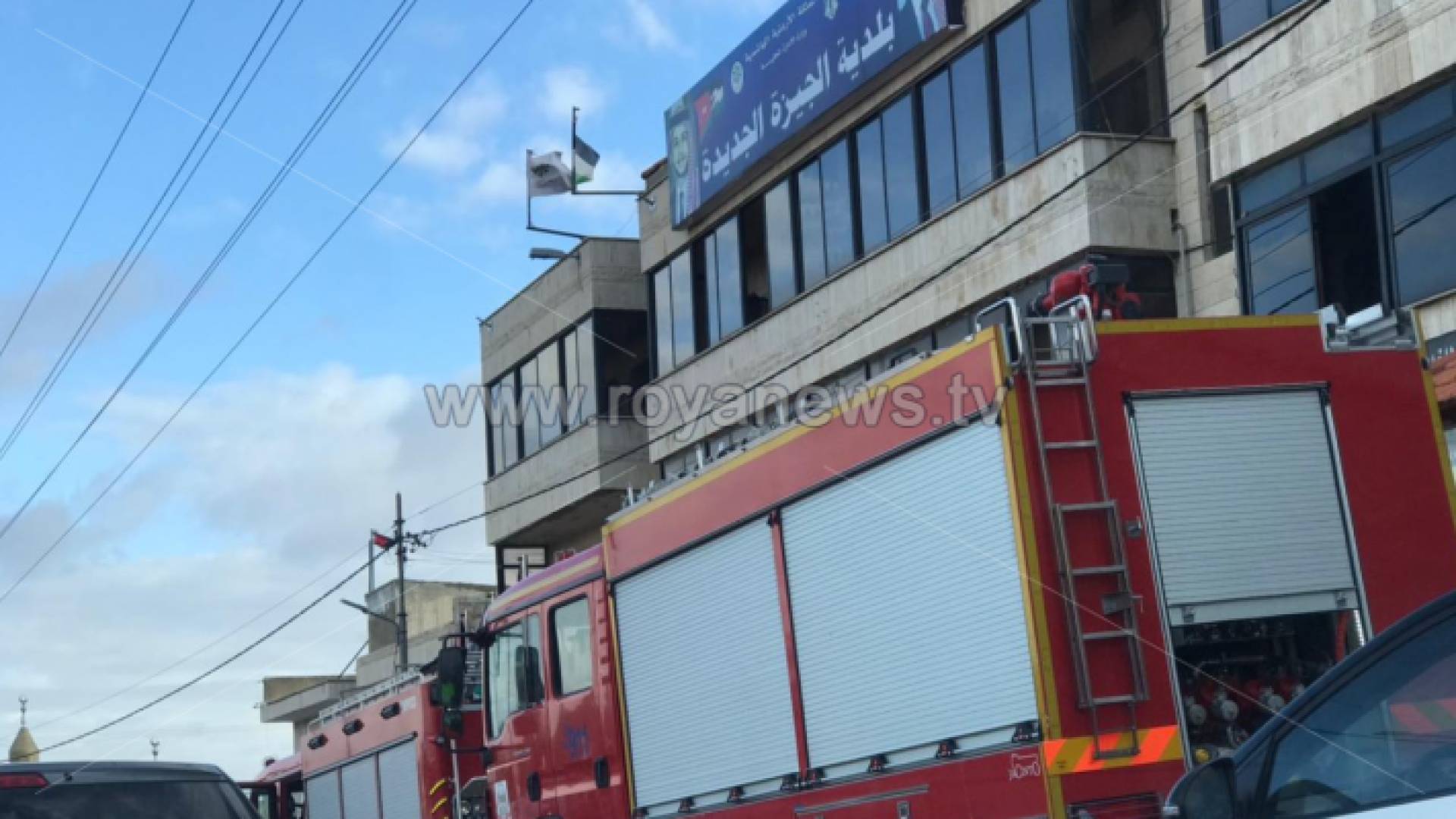 سيارة دفاع مدني أمام بلدية الجيزة