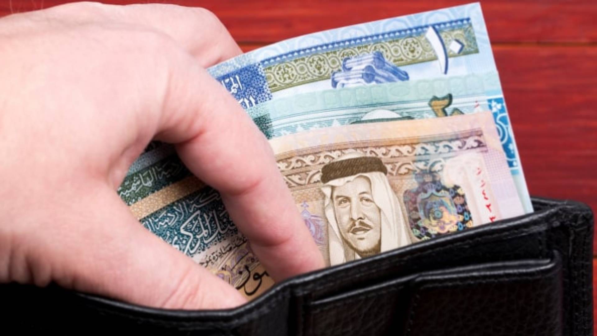 عملة ورقية أردنية من فئات مختلفة